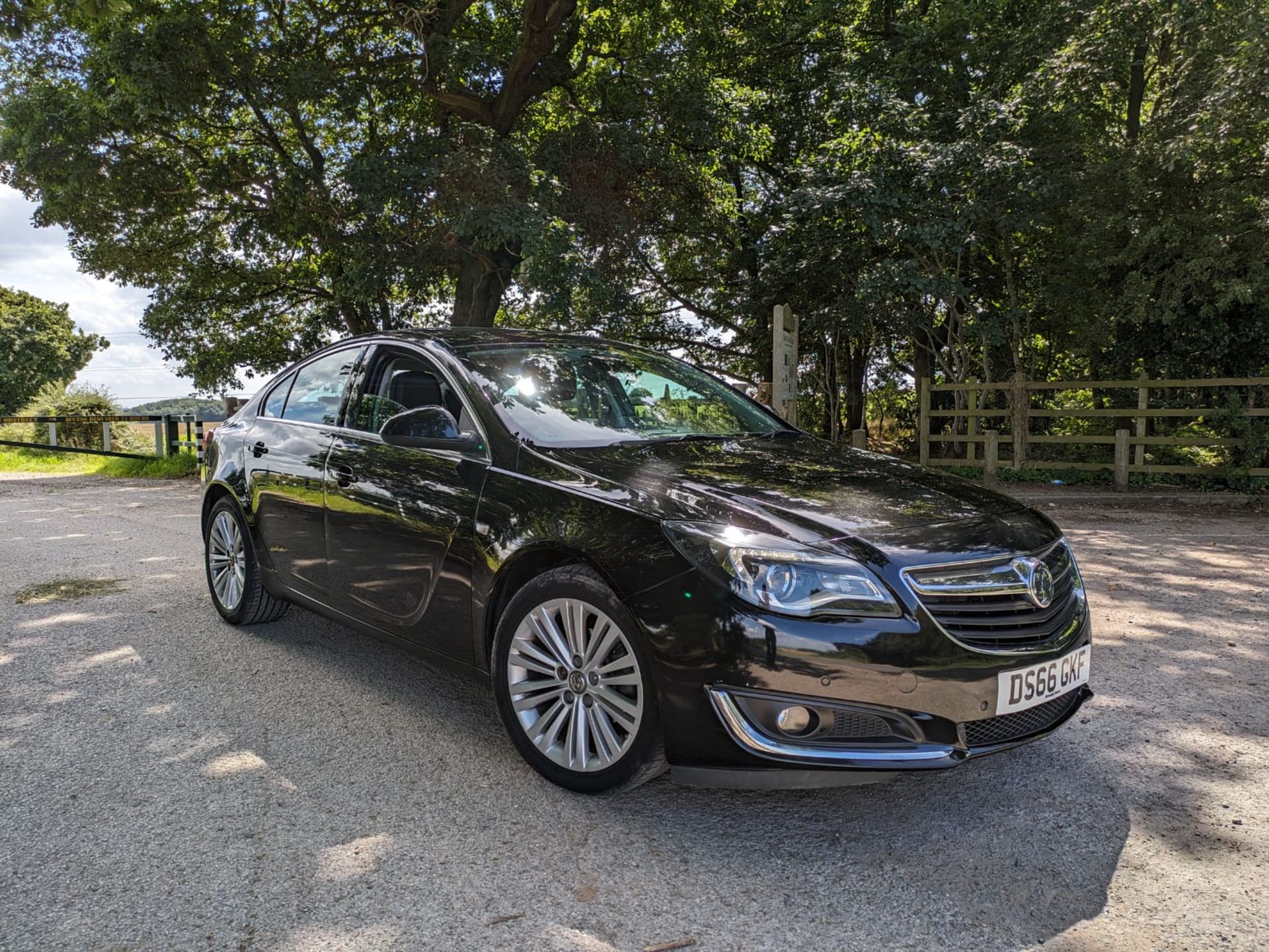 2016/66 REG VAUXHALL INSIGNIA TECHLINE CDTI ECO 1.6 DIESEL BLACK HATCHBACK, SHOWING 3 FORMER KEEPERS