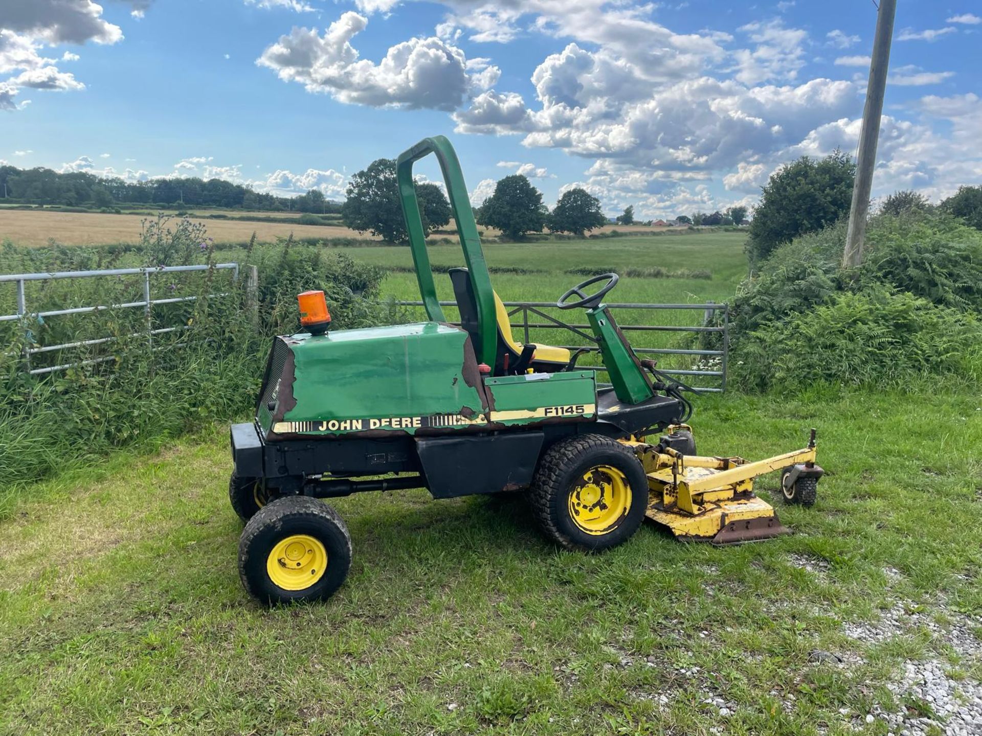 JOHN DEERE F1145 RIDE ON LAWN MOWER *PLUS VAT* - Image 3 of 9