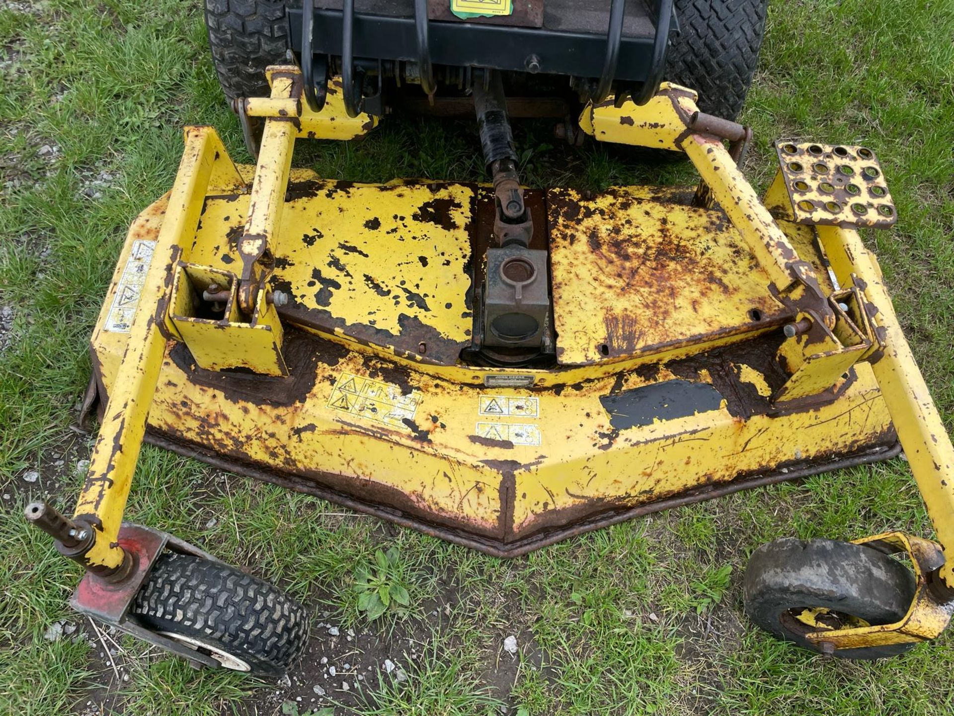 JOHN DEERE F1145 RIDE ON LAWN MOWER *PLUS VAT* - Image 5 of 9