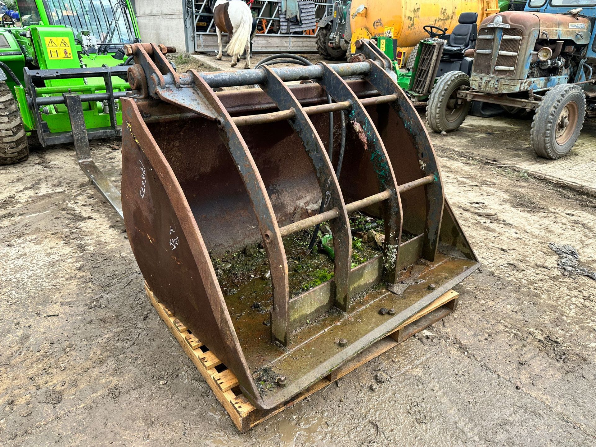 STRIMECH 1m3 BUCKET GRAB *NO VAT*