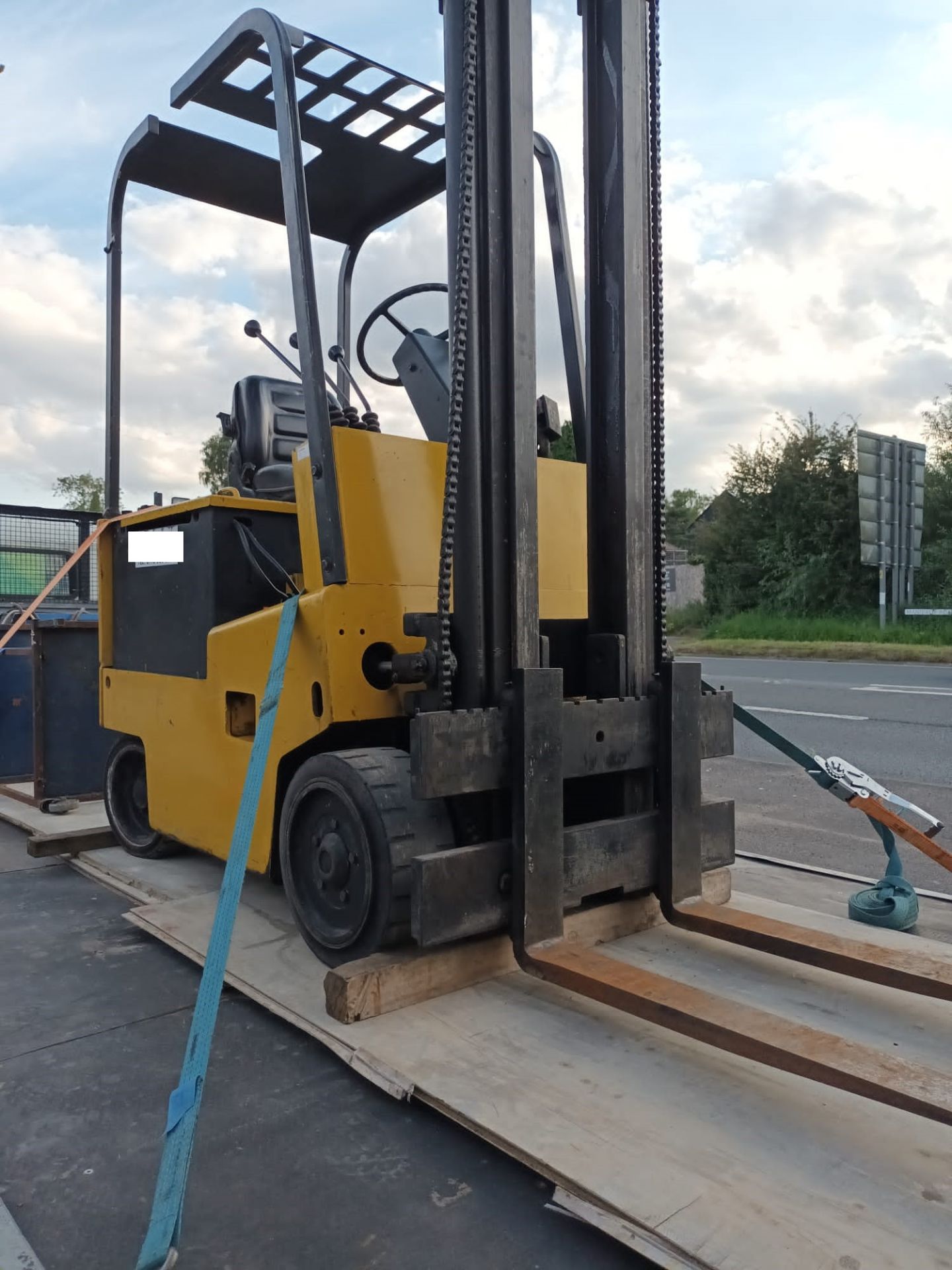 YALE EATON BATTERY FORKLIFT *NO VAT* - Image 2 of 6