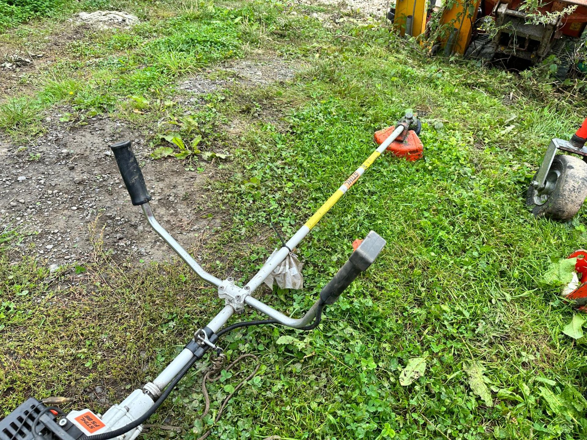 STIHL FS86 PETROL STRIMMER *PLUS VAT* - Image 4 of 11