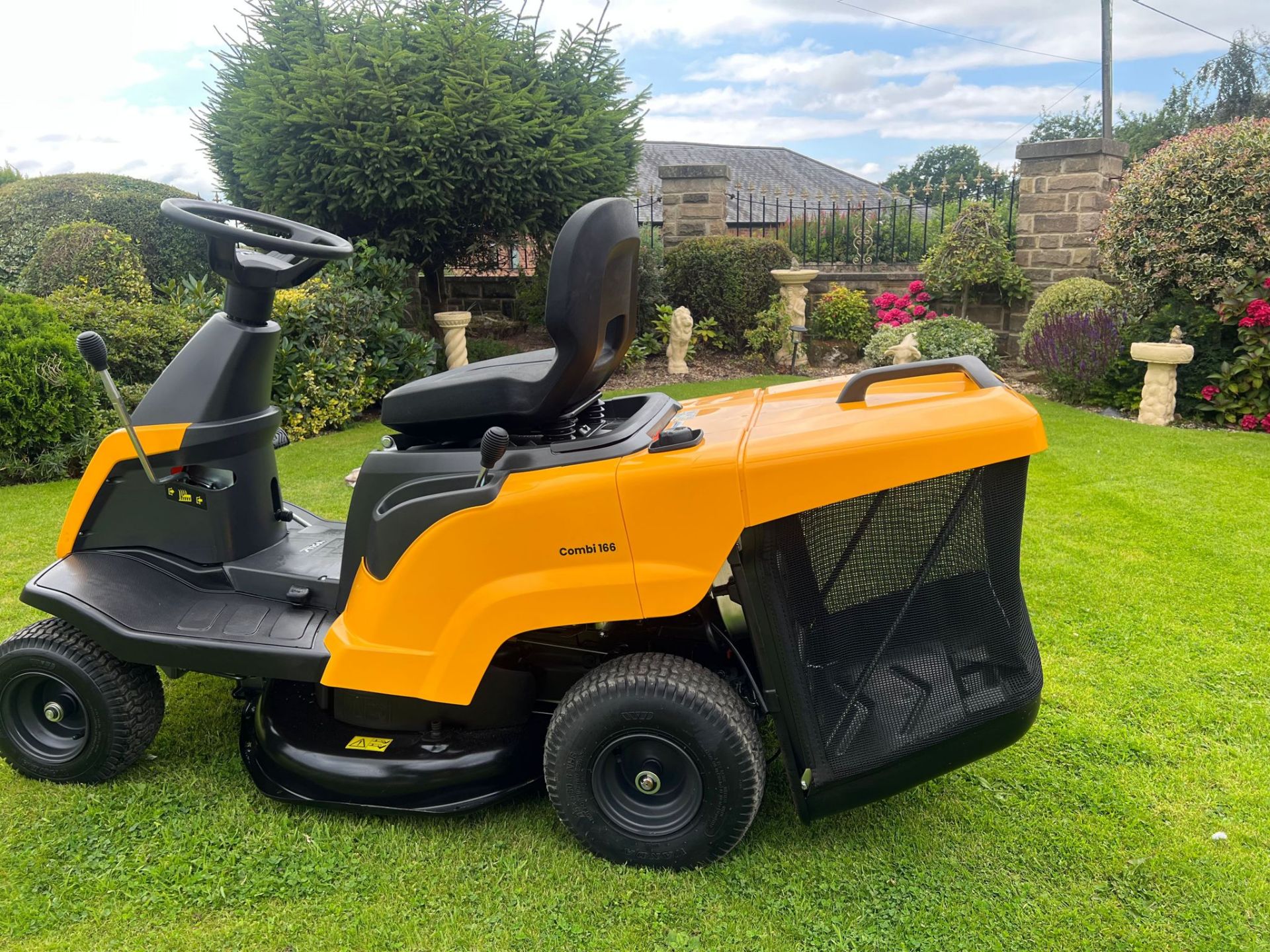 NEW/UNUSED STIGA COMBI 166 RIDE ON MOWER WITH REAR COLLECTOR *PLUS VAT* - Image 5 of 8