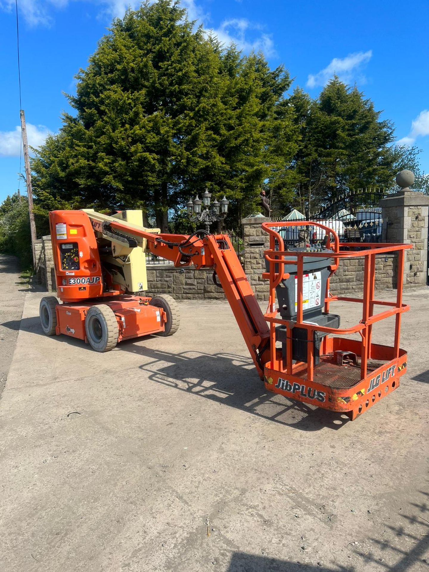 LG E300AJ Scissor Lift Boom Lift *PLUS VAT* - Image 3 of 18