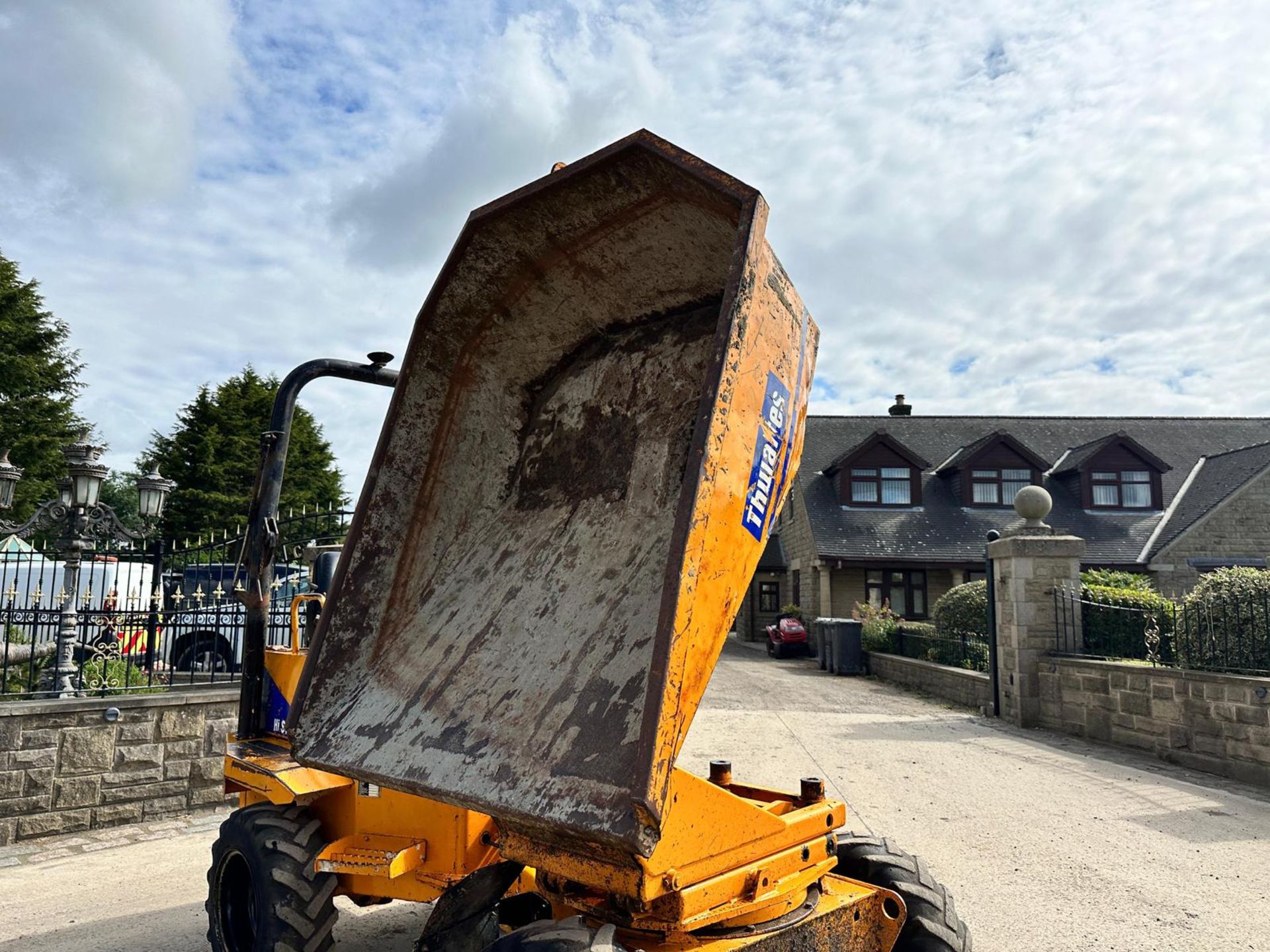 THWAITES HIGH TIP SWIVEL SKIP 1.5 TON DUMPER *PLUS VAT* - Image 8 of 16