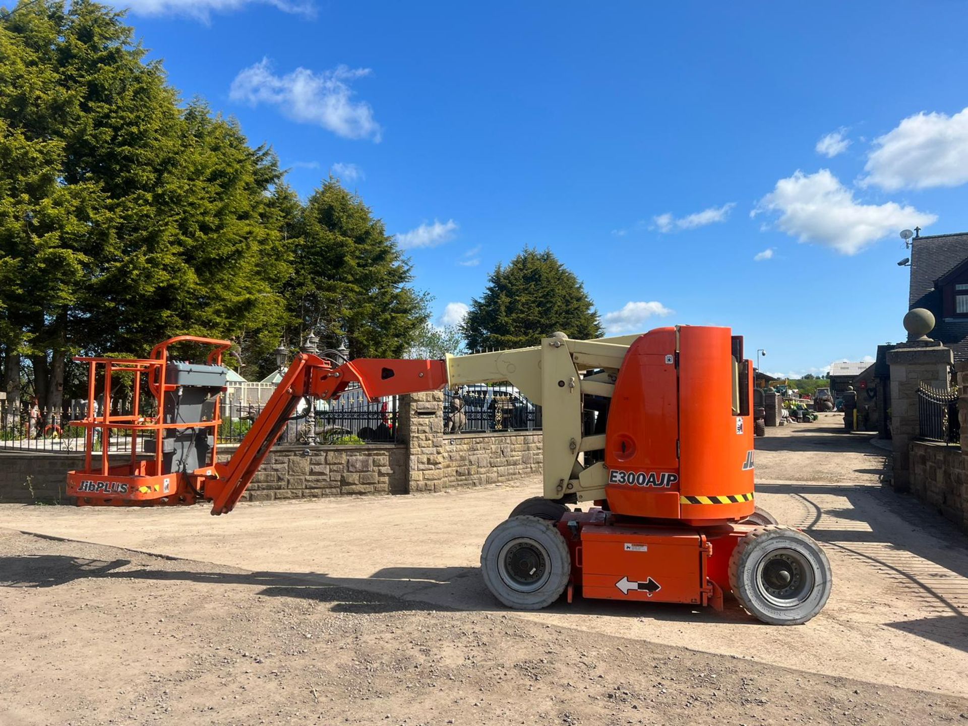 LG E300AJ Scissor Lift Boom Lift *PLUS VAT* - Image 10 of 18