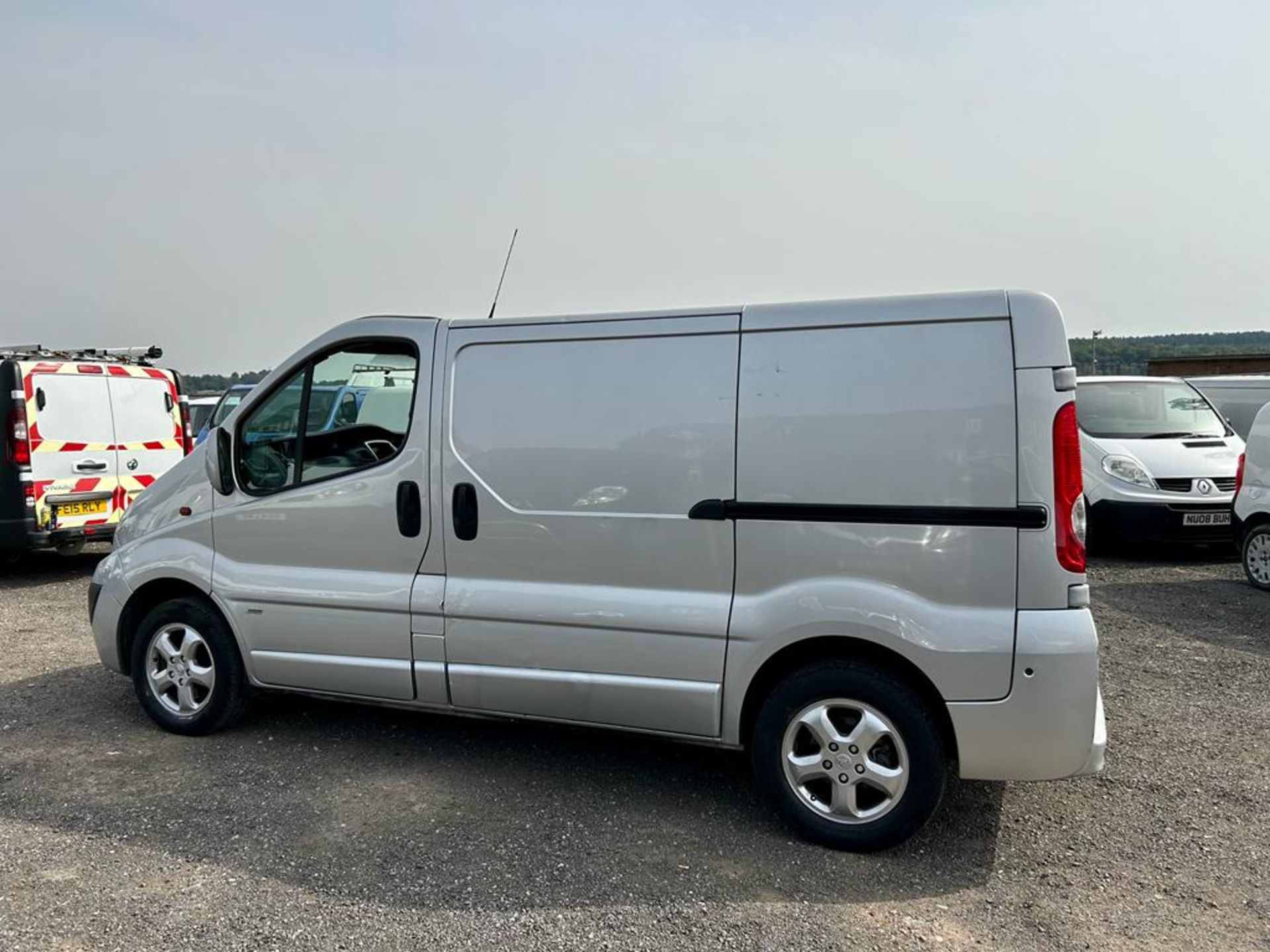 2011 VAUXHALL VIVARO SPORTIVE CDTI SWB SILVER PANEL VAN *NO VAT* - Image 5 of 19