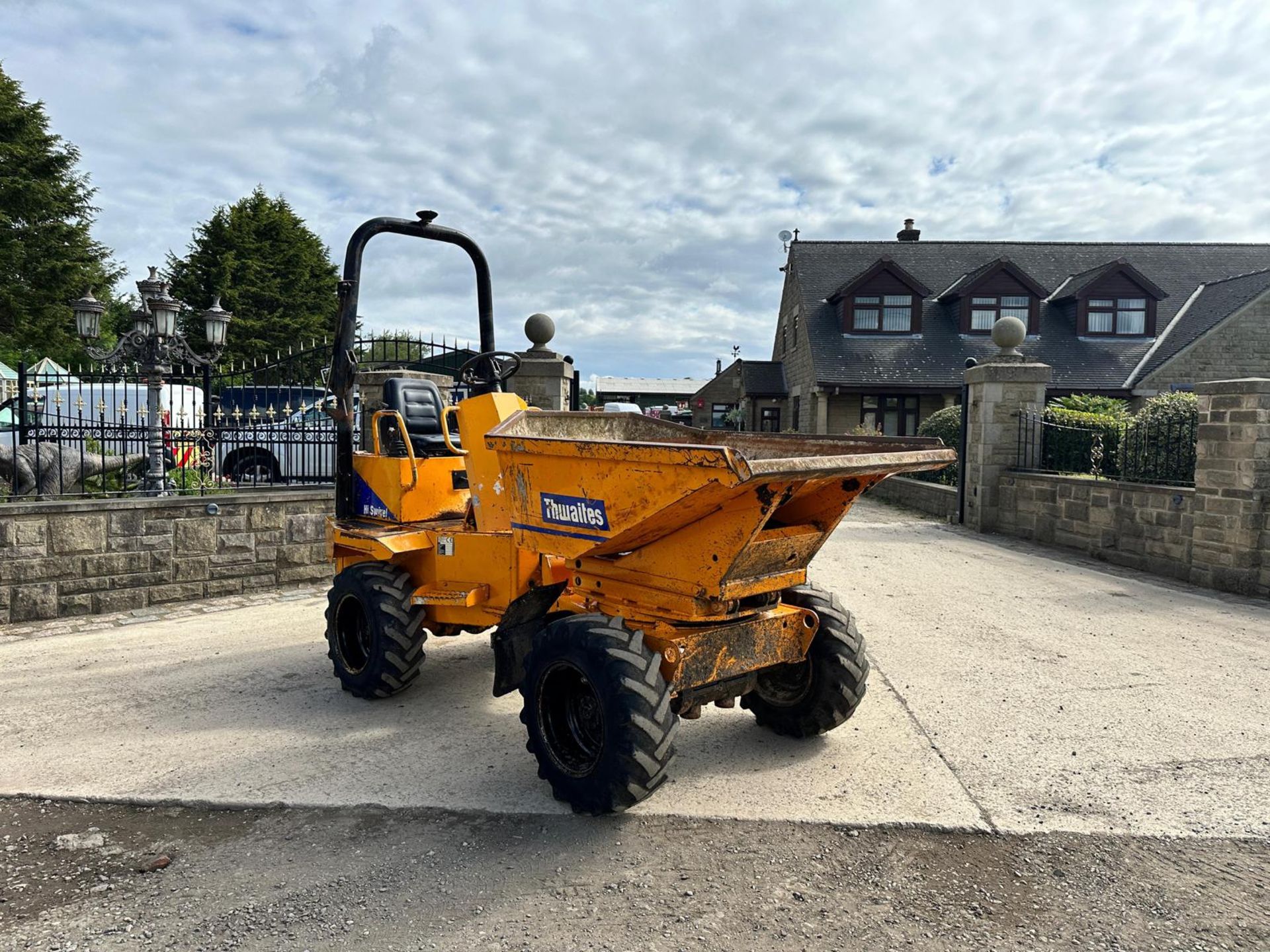 THWAITES HIGH TIP SWIVEL SKIP 1.5 TON DUMPER *PLUS VAT* - Image 3 of 16