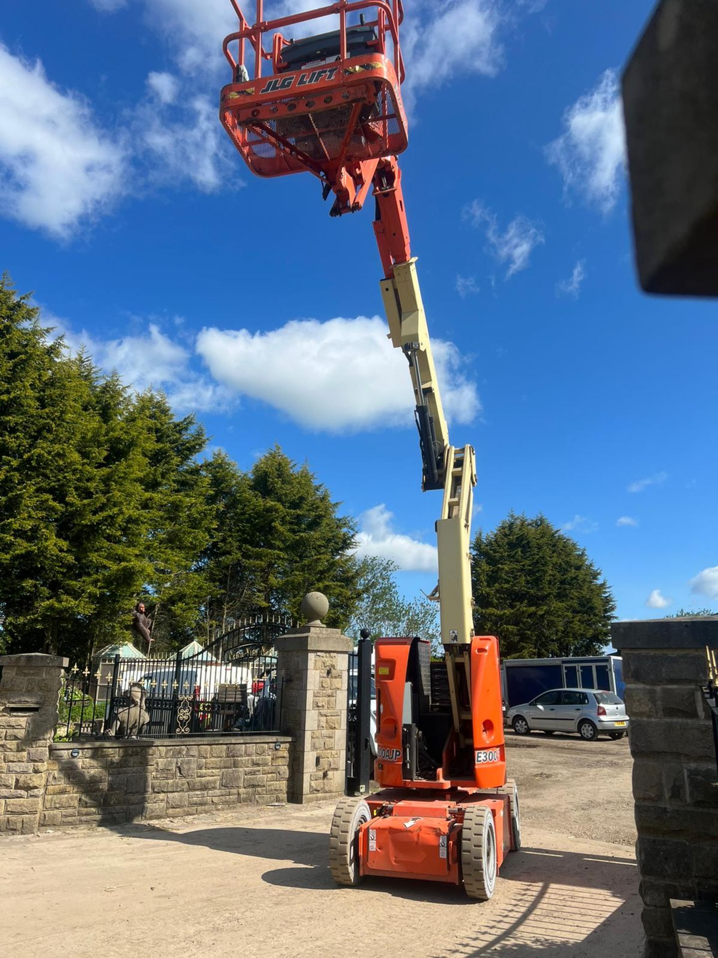 LG E300AJ Scissor Lift Boom Lift *PLUS VAT* - Image 13 of 18