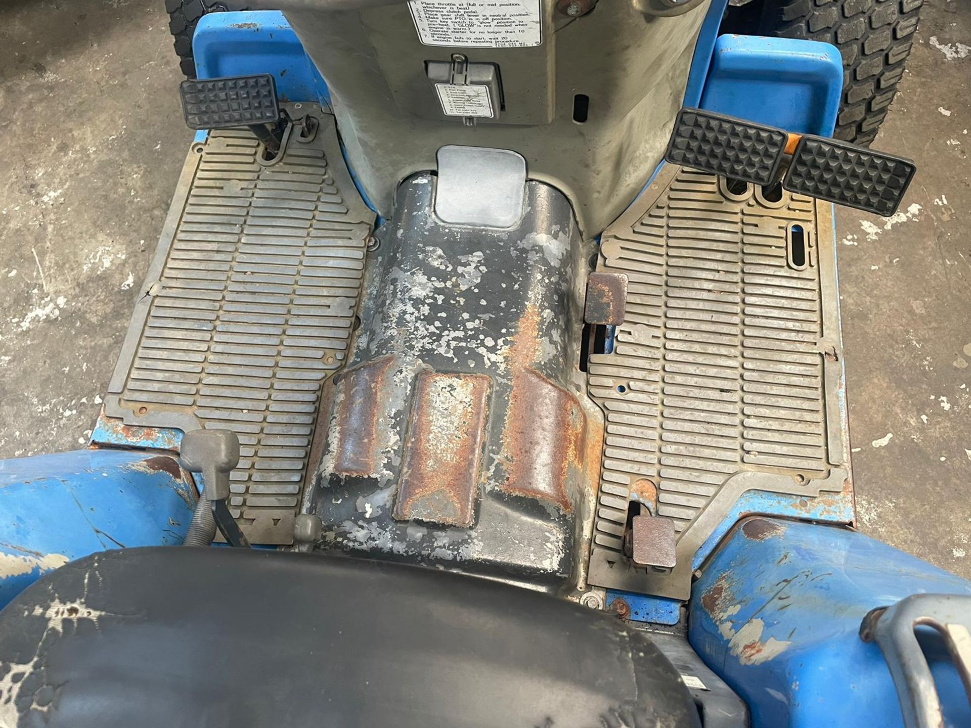 ISEKI 321 COMPACT TRACTOR BLUE, 3 CYLINDER DIESEL, NEW OIL AND FILTERS, NEW BATTERY *NO VAT* - Image 12 of 14