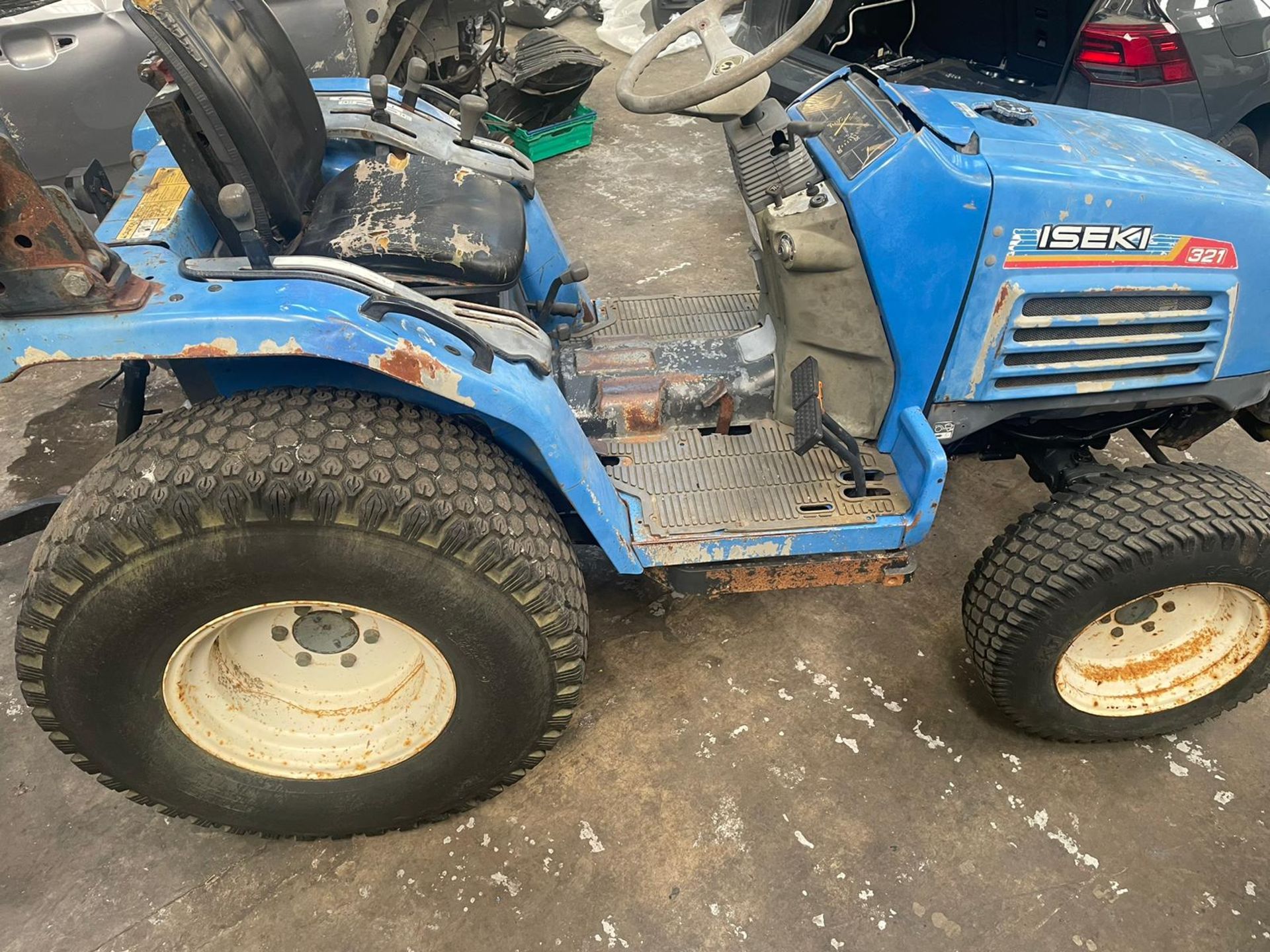 ISEKI 321 COMPACT TRACTOR BLUE, 3 CYLINDER DIESEL, NEW OIL AND FILTERS, NEW BATTERY *NO VAT* - Image 2 of 14