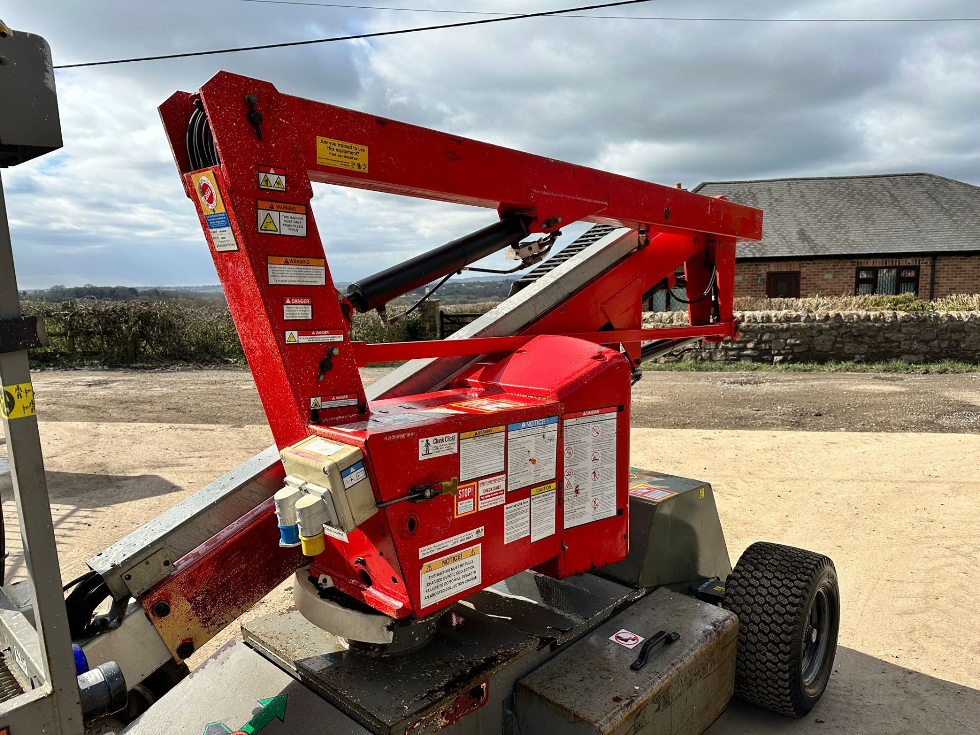 2010 Niftylift HR12 NDE HeightRider 12 Bi-Fuel Wheeled Boom Lift *PLUS VAT* - Image 12 of 19