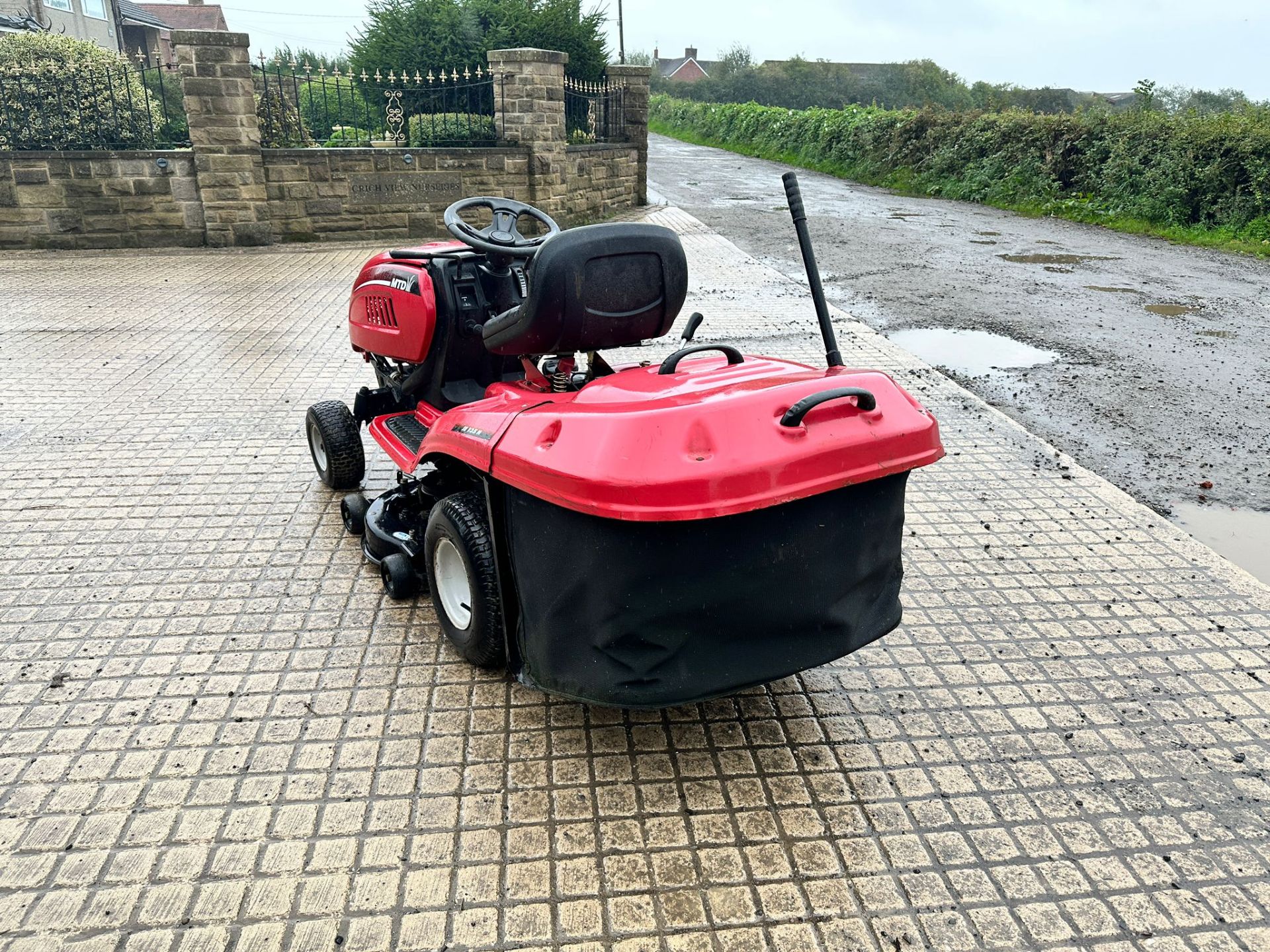 MTD JE135H RIDE ON MOWER WITH REAR COLLECTOR *NO VAT* - Image 4 of 16