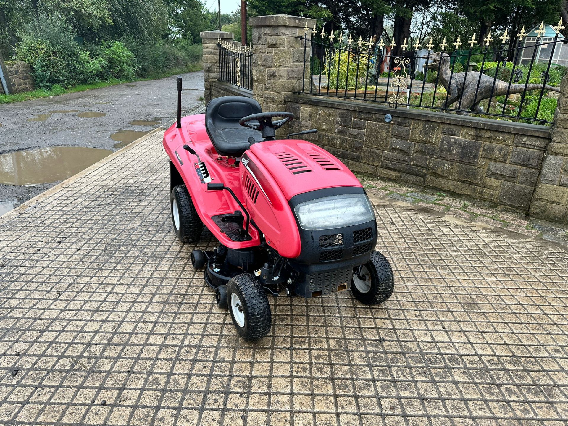 MTD JE135H RIDE ON MOWER WITH REAR COLLECTOR *NO VAT* - Image 2 of 16