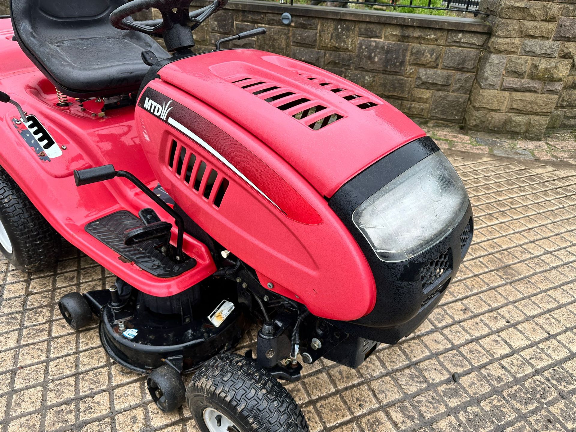 MTD JE135H RIDE ON MOWER WITH REAR COLLECTOR *NO VAT* - Image 5 of 16