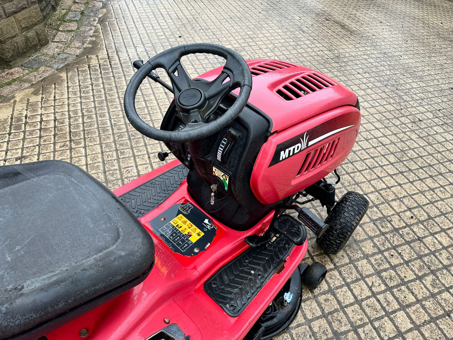 MTD JE135H RIDE ON MOWER WITH REAR COLLECTOR *NO VAT* - Image 14 of 16