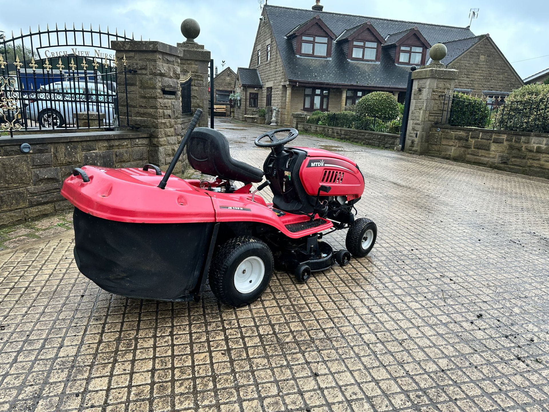 MTD JE135H RIDE ON MOWER WITH REAR COLLECTOR *NO VAT* - Image 7 of 16