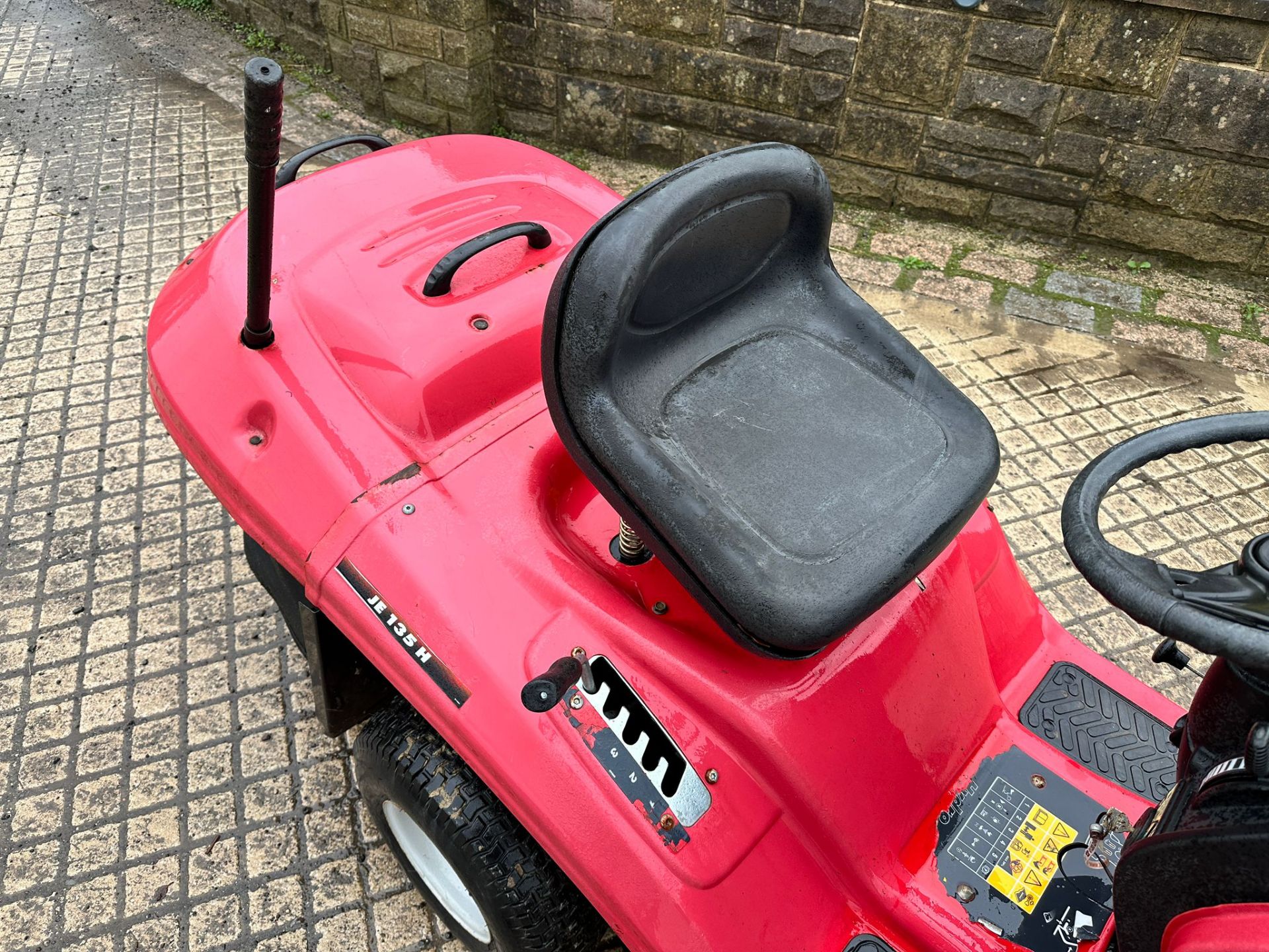 MTD JE135H RIDE ON MOWER WITH REAR COLLECTOR *NO VAT* - Image 13 of 16