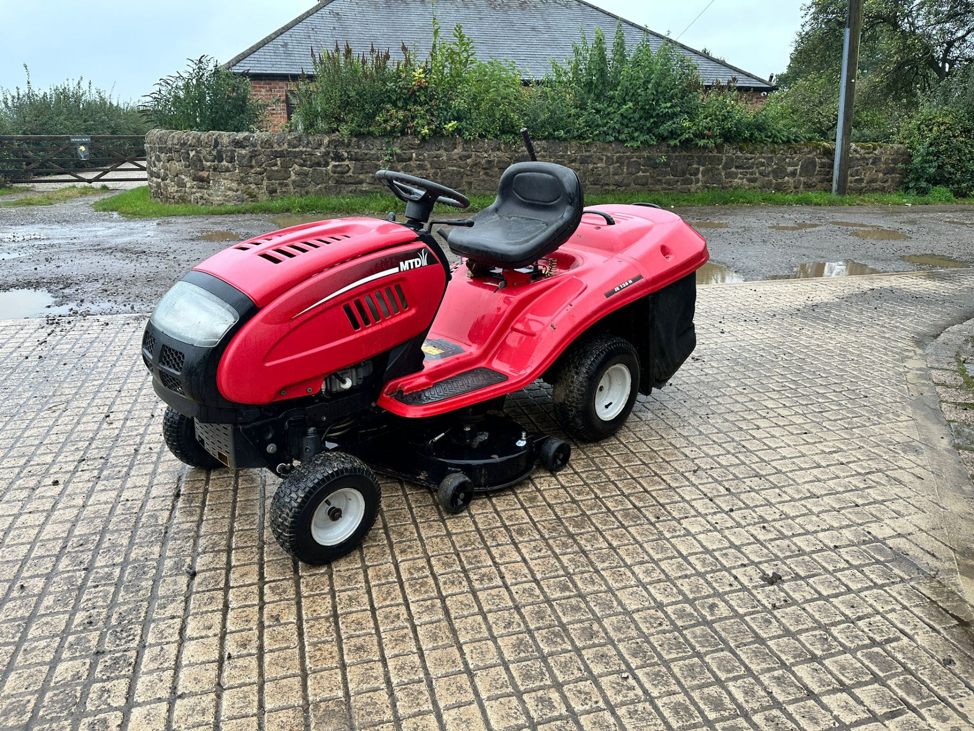 MTD JE135H RIDE ON MOWER WITH REAR COLLECTOR *NO VAT* - Image 3 of 16