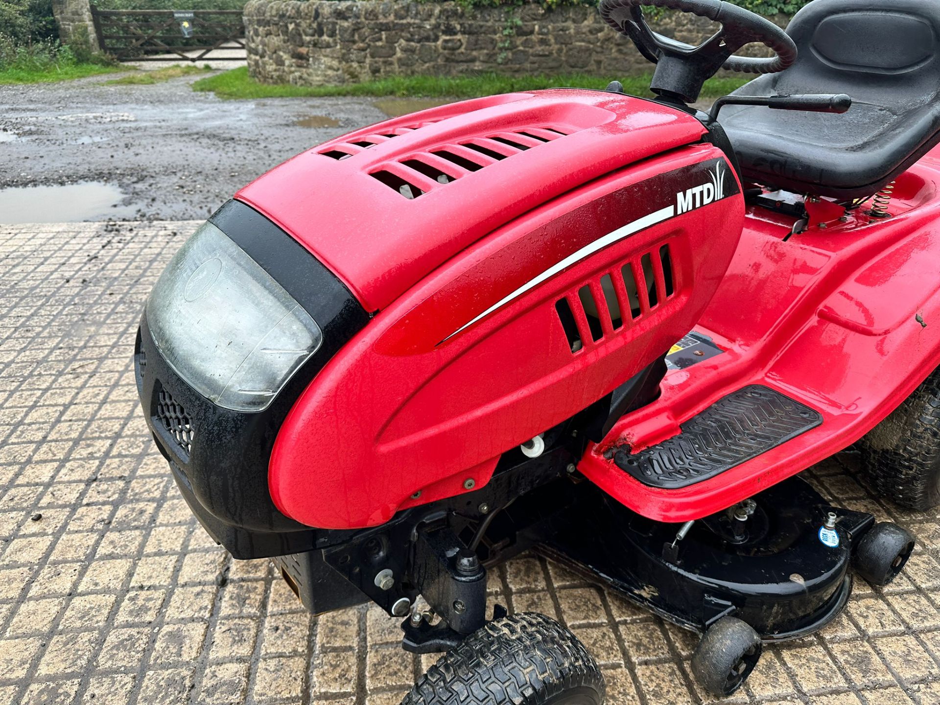MTD JE135H RIDE ON MOWER WITH REAR COLLECTOR *NO VAT* - Image 6 of 16