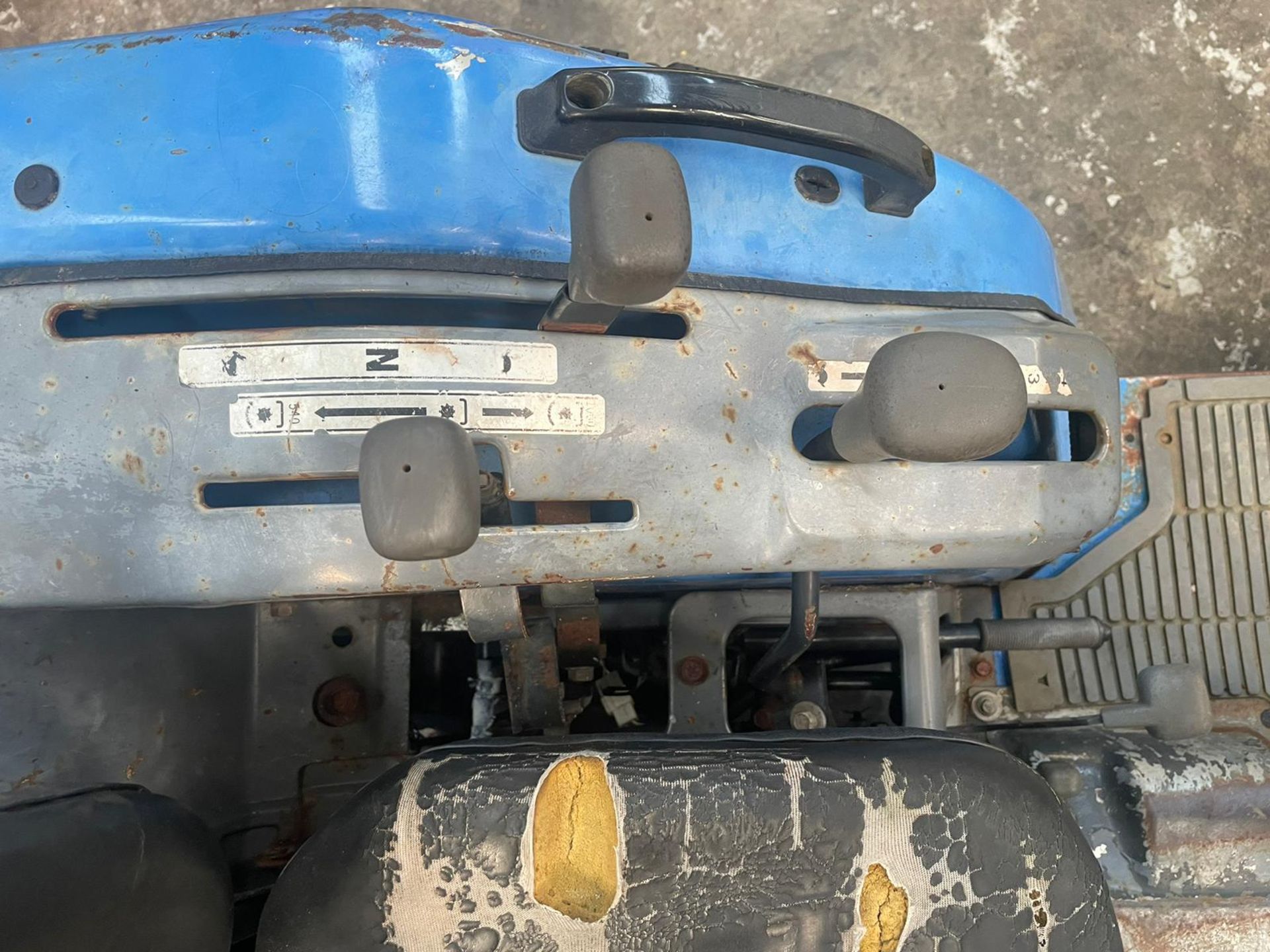 ISEKI 321 COMPACT TRACTOR BLUE, 3 CYLINDER DIESEL, NEW OIL AND FILTERS, NEW BATTERY *NO VAT* - Image 3 of 14