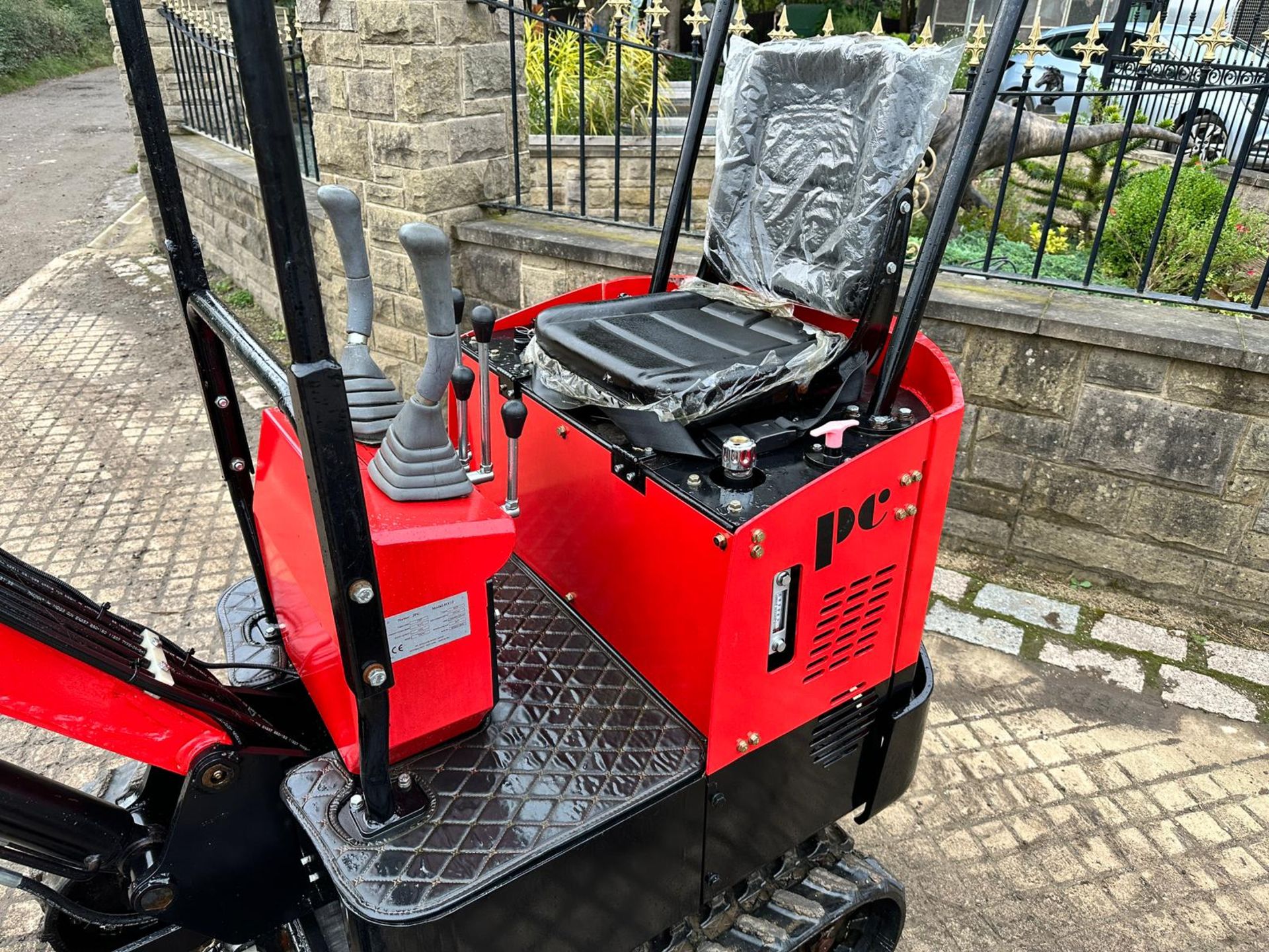 NEW/UNUSED JPC HT12 MINI EXCAVATOR BUNDLE! POSTHOLE BORER AND LOG GRAB *PLUS VAT* - Image 7 of 10