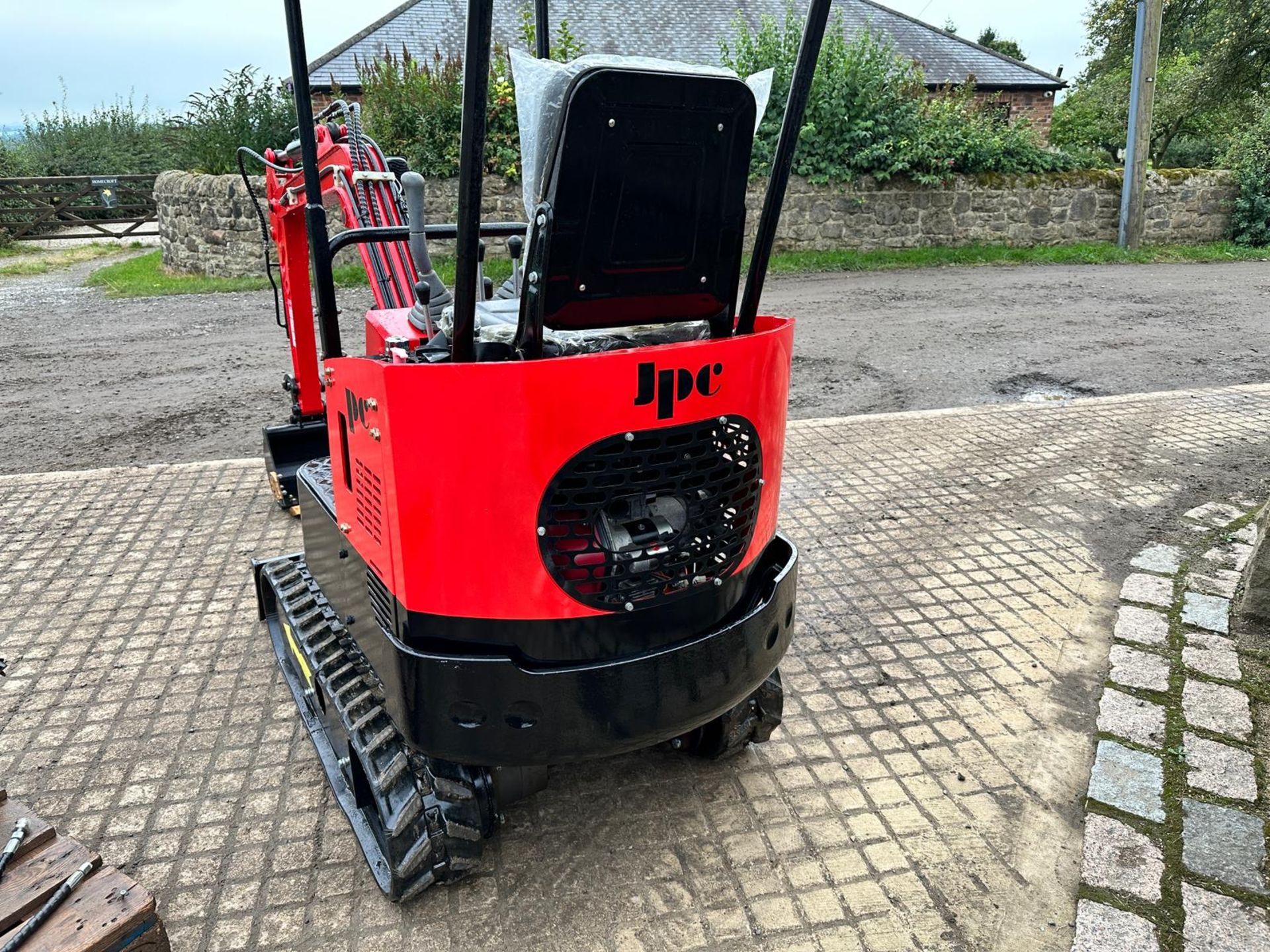 NEW/UNUSED JPC HT12 MINI EXCAVATOR BUNDLE! POSTHOLE BORER AND LOG GRAB *PLUS VAT* - Image 6 of 10