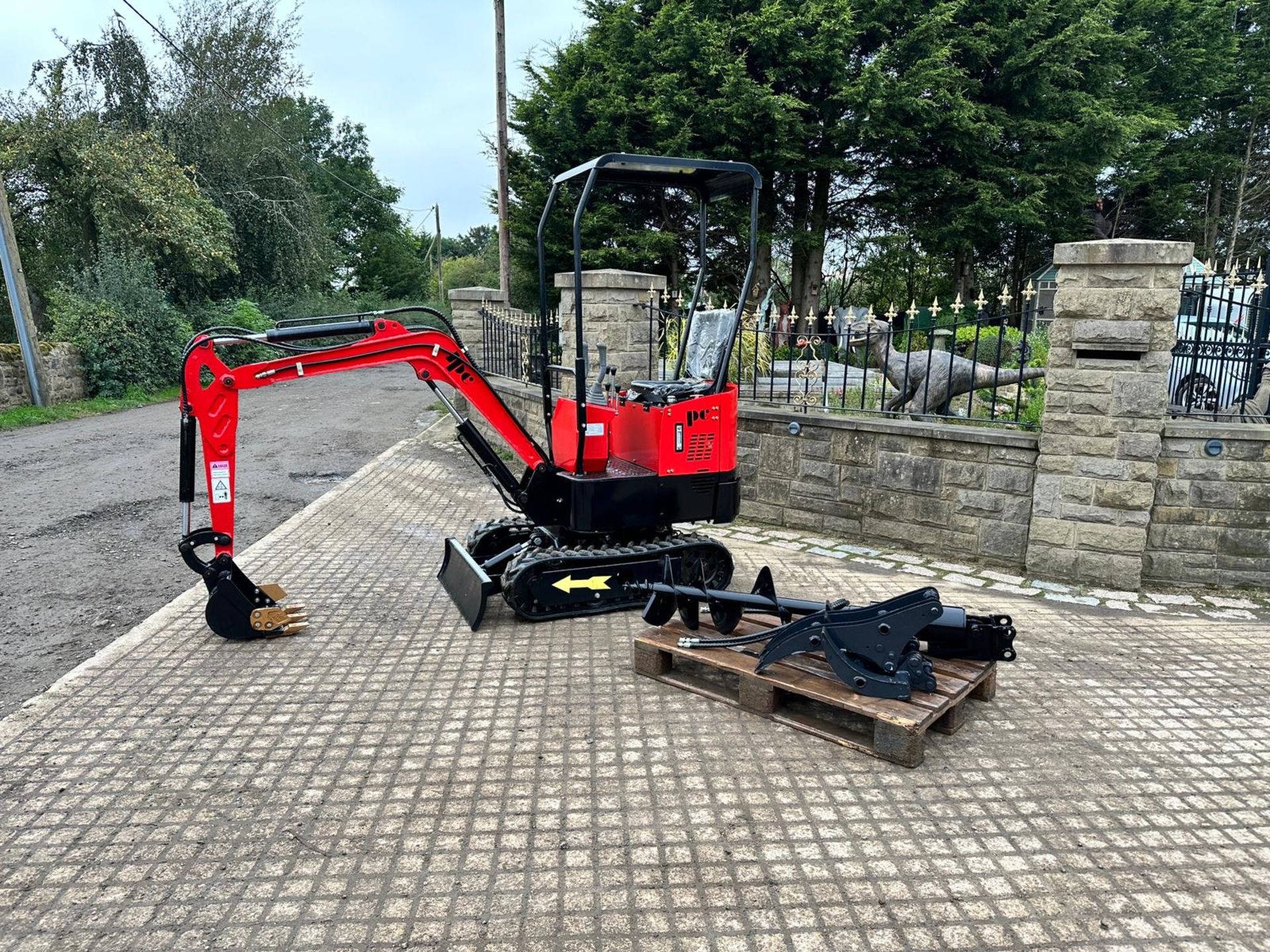 NEW/UNUSED JPC HT12 MINI EXCAVATOR BUNDLE! POSTHOLE BORER AND LOG GRAB *PLUS VAT*