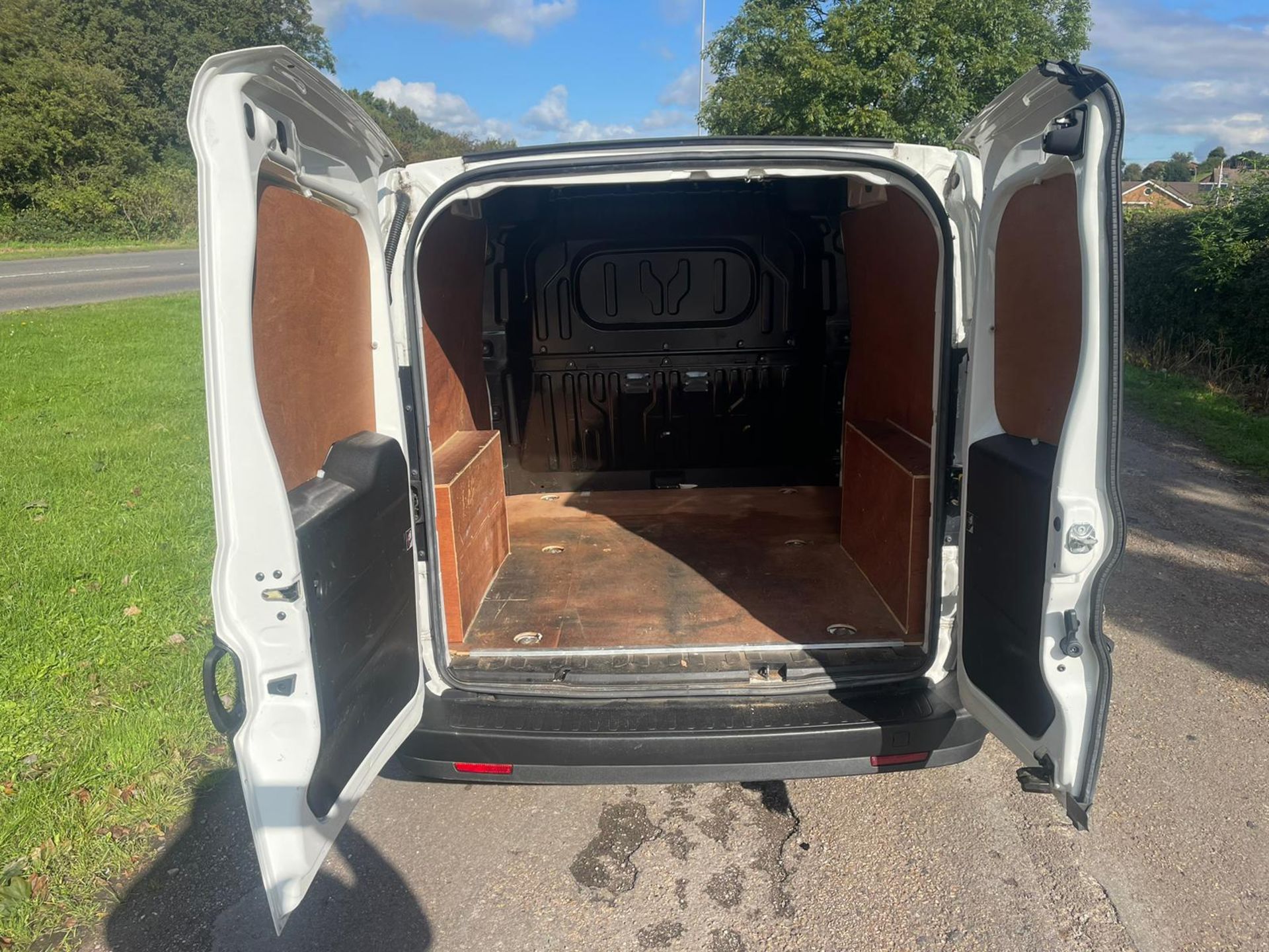 2018/18 REG VAUXHALL COMBO 2000 CDTI 1.6 DIESEL WHITE PANEL VAN, SHOWING 0 FORMER KEEPERS *NO VAT* - Image 7 of 17