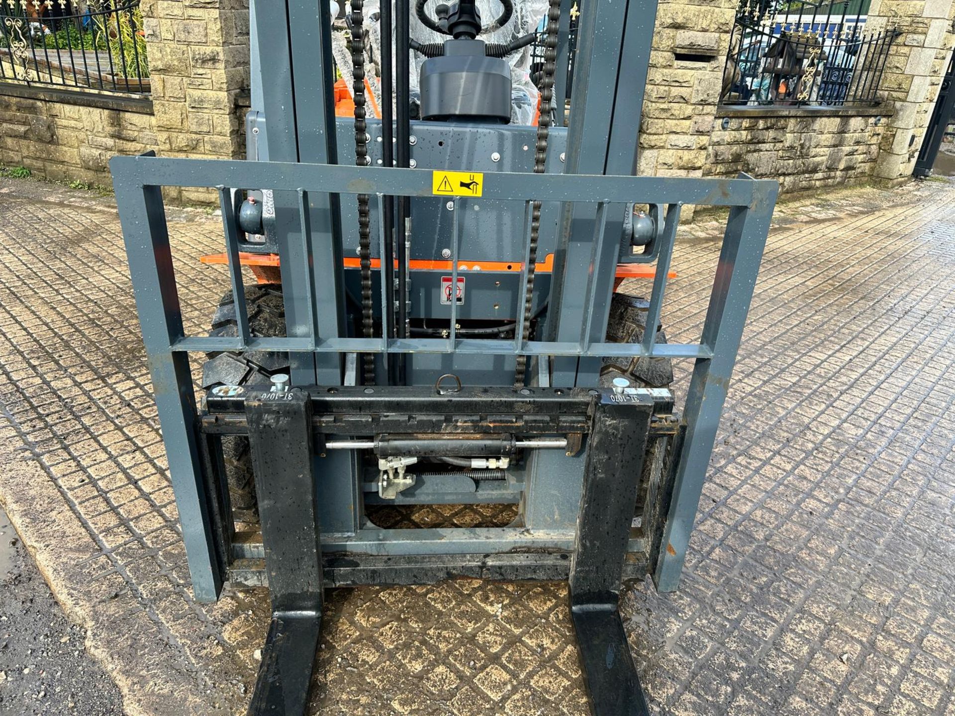 NEW/UNUSED 2023 SURESTAC K30 3 TON DIESEL FORKLIFT *PLUS VAT* - Image 8 of 17