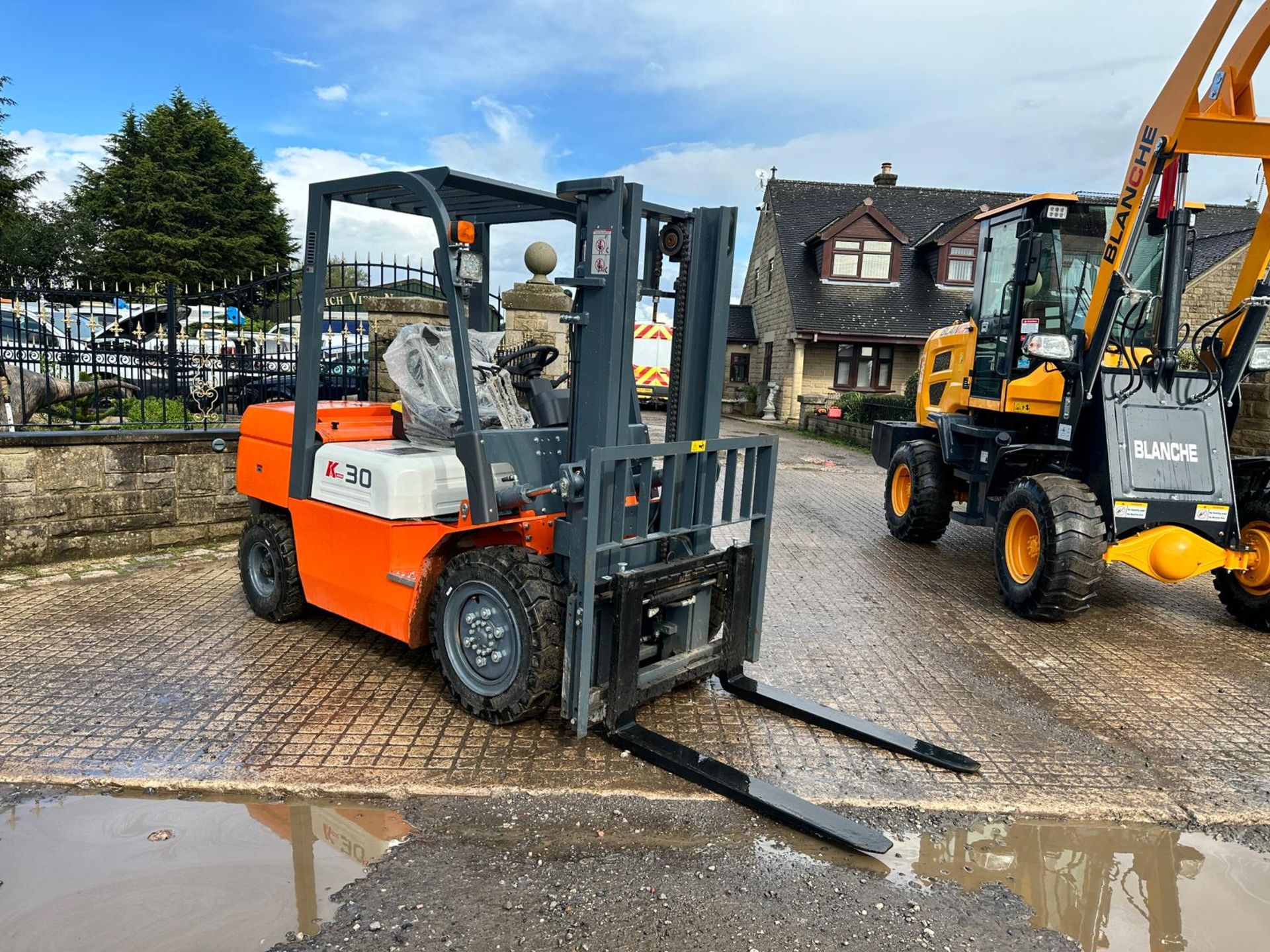 NEW/UNUSED 2023 SURESTAC K30 3 TON DIESEL FORKLIFT *PLUS VAT* - Image 2 of 17