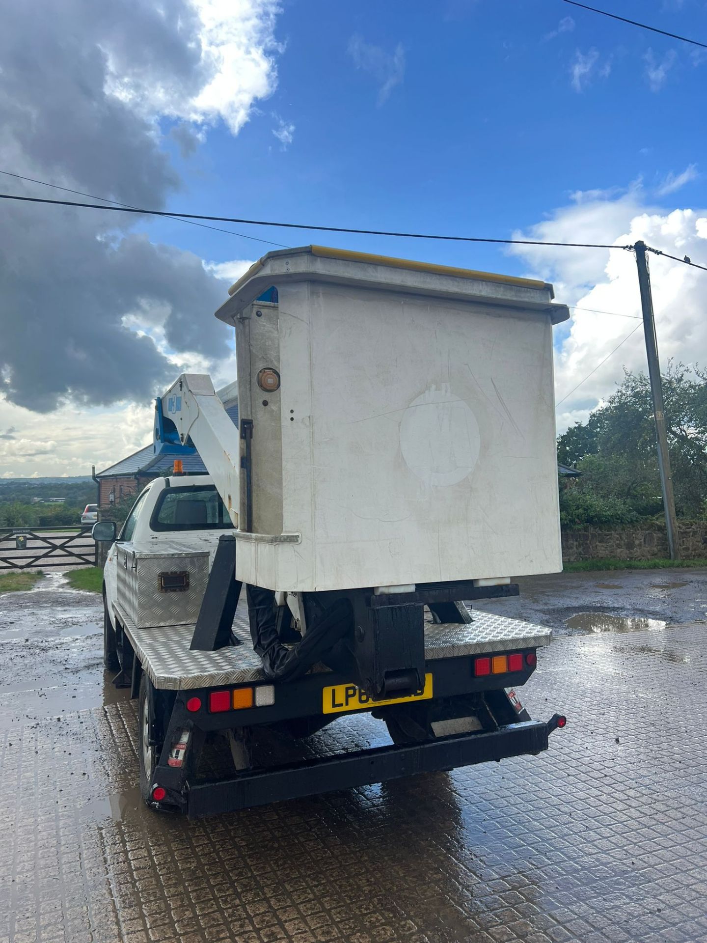 2014 TOYOTA HILUX HL2 D-4D 4X4 S/C WHITE PICK-UP WITH SCISSOR LIFT *PLUS VAT* - Image 6 of 11