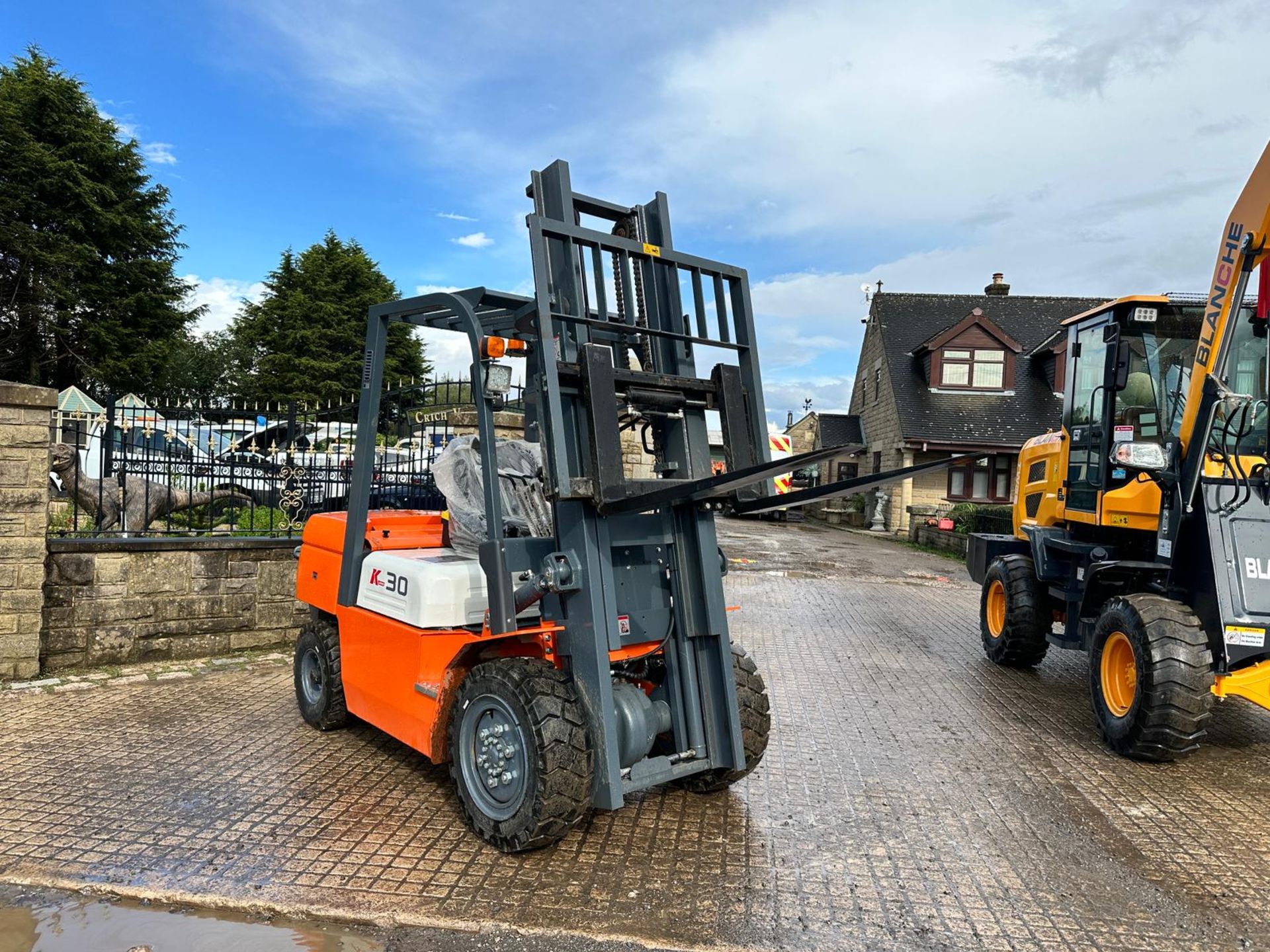 NEW/UNUSED 2023 SURESTAC K30 3 TON DIESEL FORKLIFT *PLUS VAT* - Image 3 of 17