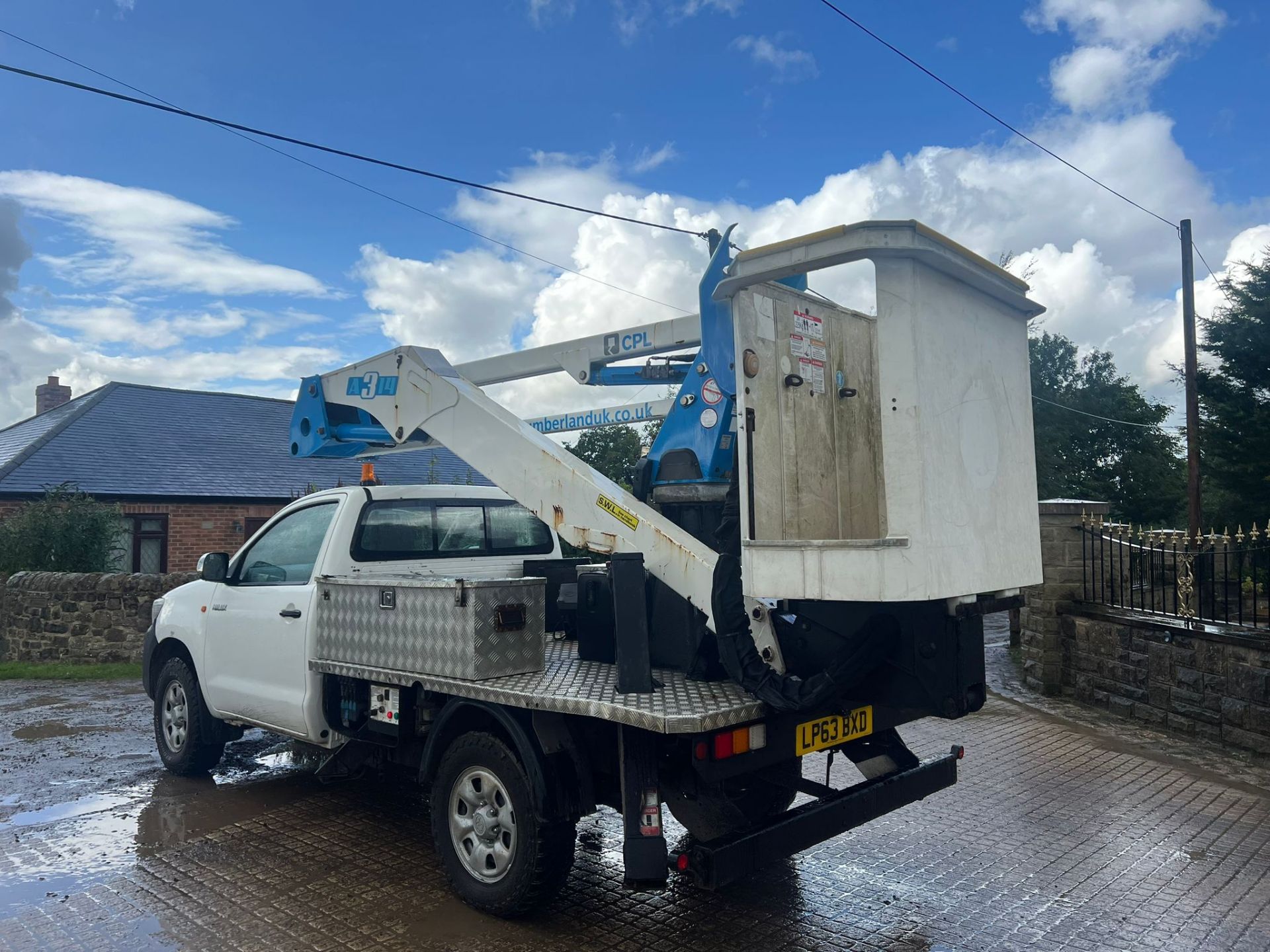 2014 TOYOTA HILUX HL2 D-4D 4X4 S/C WHITE PICK-UP WITH SCISSOR LIFT *PLUS VAT* - Image 5 of 11