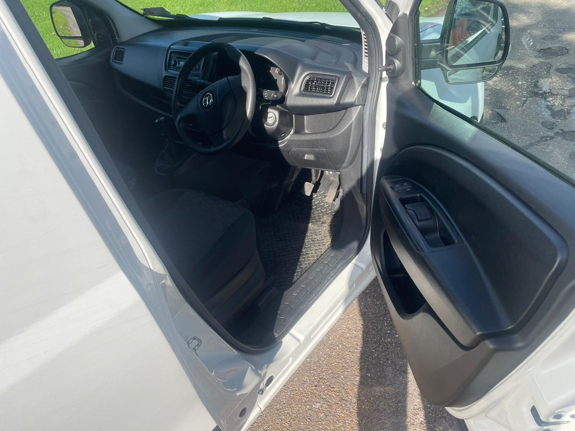 2018/18 REG VAUXHALL COMBO 2000 CDTI 1.6 DIESEL WHITE PANEL VAN, SHOWING 0 FORMER KEEPERS *NO VAT* - Image 10 of 17