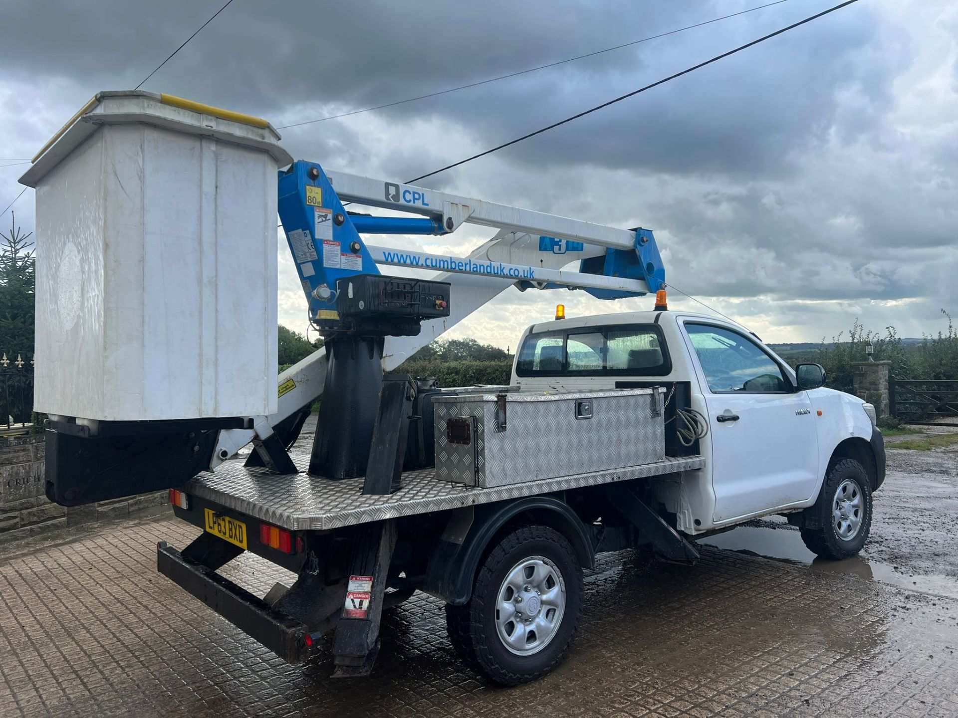 2014 TOYOTA HILUX HL2 D-4D 4X4 S/C WHITE PICK-UP WITH SCISSOR LIFT *PLUS VAT* - Image 7 of 11