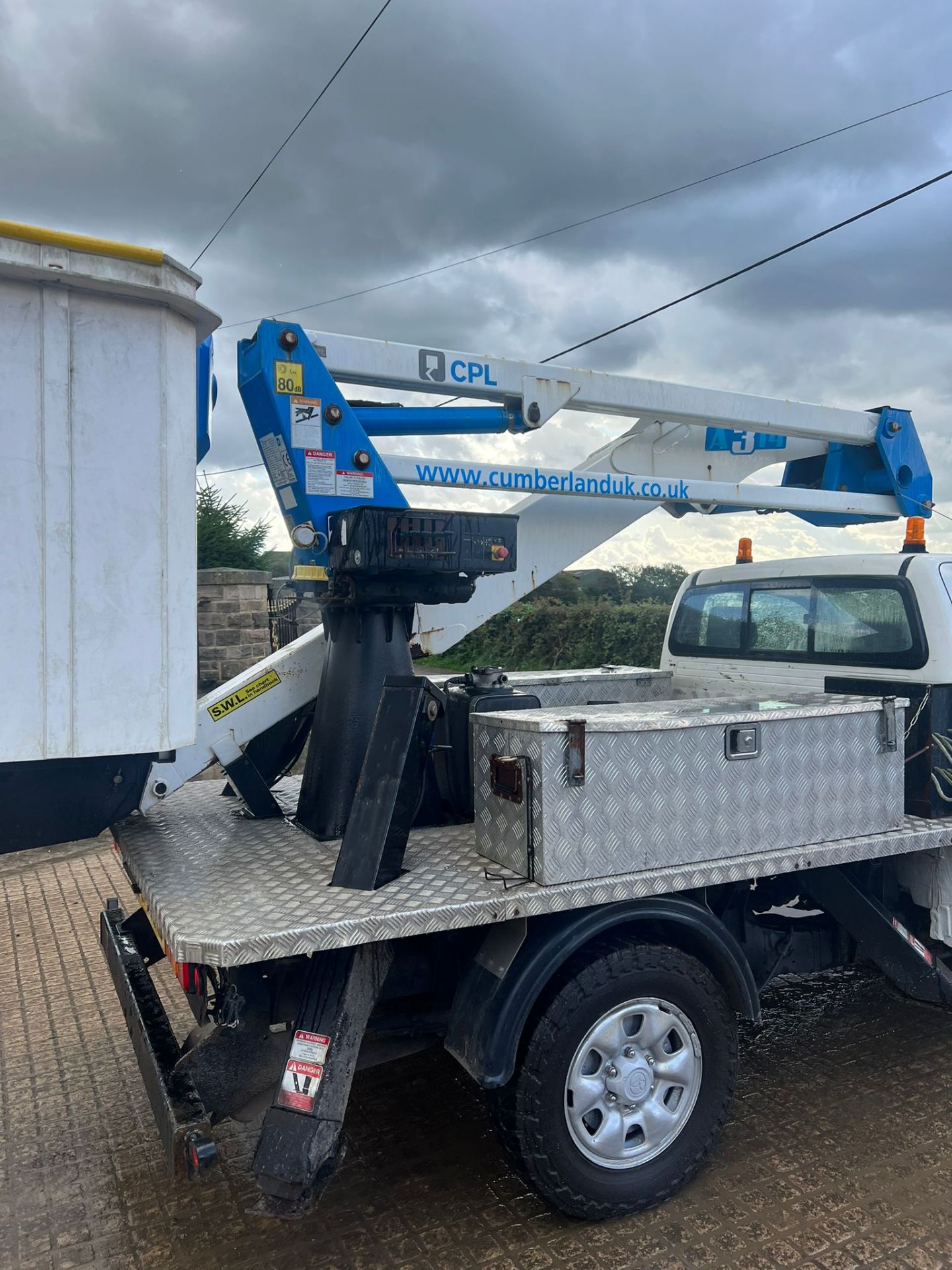 2014 TOYOTA HILUX HL2 D-4D 4X4 S/C WHITE PICK-UP WITH SCISSOR LIFT *PLUS VAT* - Image 8 of 11