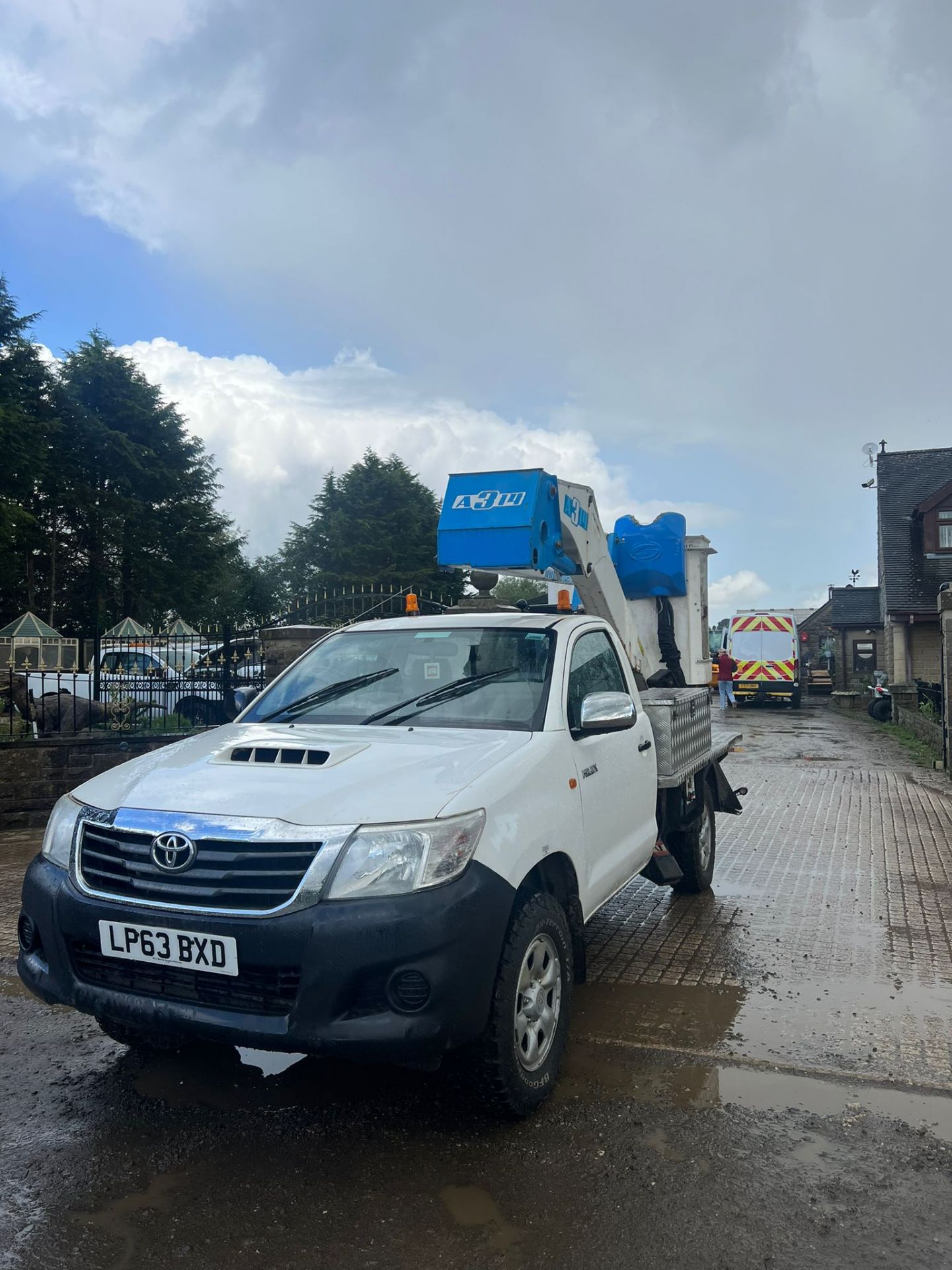 2014 TOYOTA HILUX HL2 D-4D 4X4 S/C WHITE PICK-UP WITH SCISSOR LIFT *PLUS VAT* - Image 3 of 11