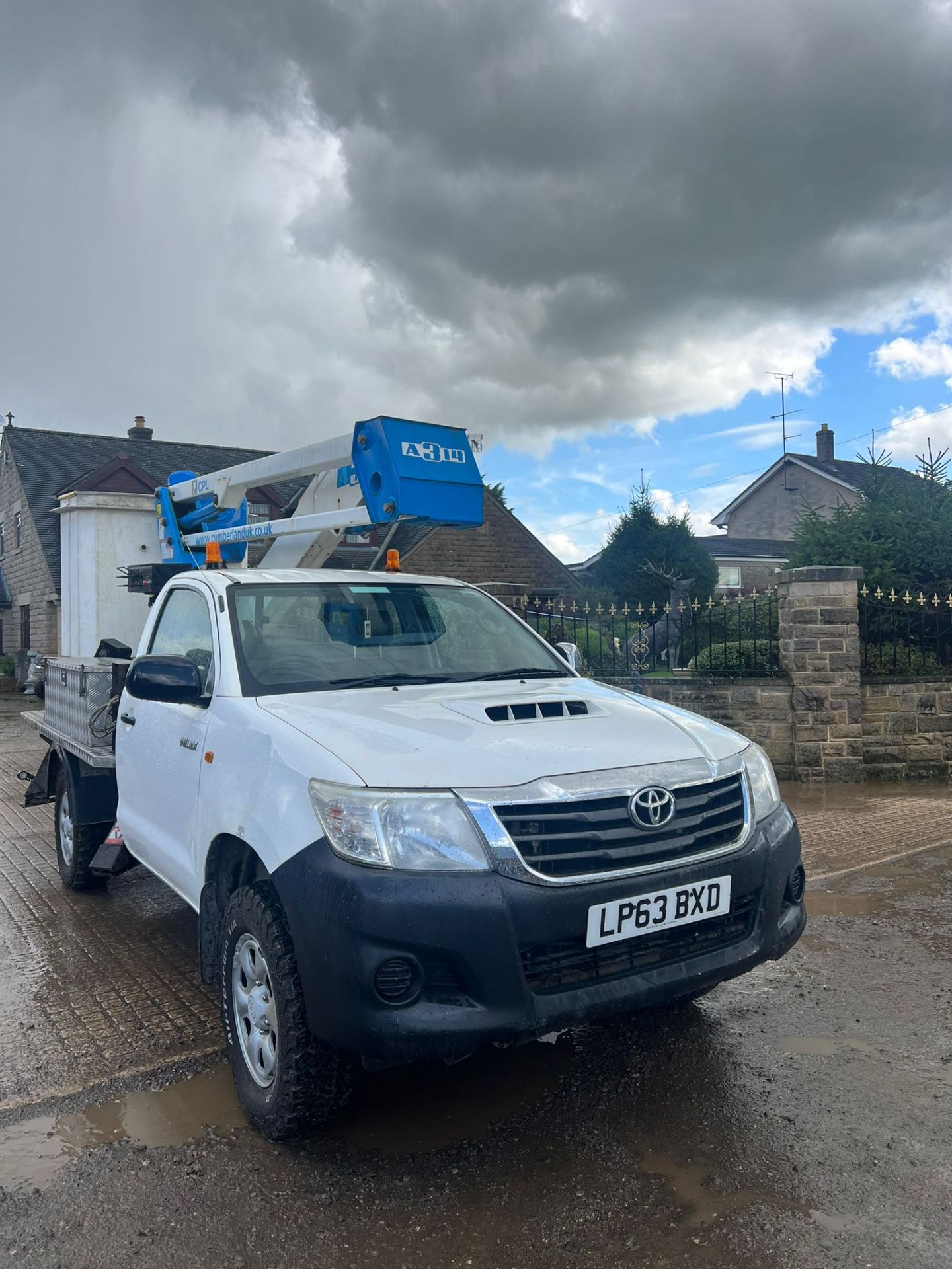 2014 TOYOTA HILUX HL2 D-4D 4X4 S/C WHITE PICK-UP WITH SCISSOR LIFT *PLUS VAT* - Image 2 of 11