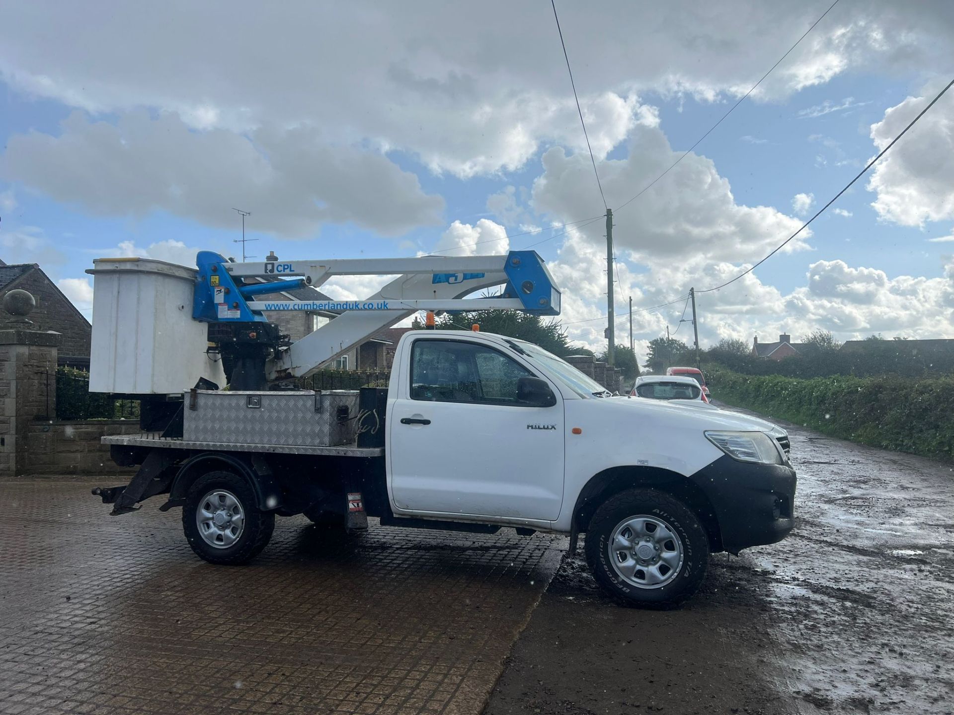 2014 TOYOTA HILUX HL2 D-4D 4X4 S/C WHITE PICK-UP WITH SCISSOR LIFT *PLUS VAT* - Image 9 of 11