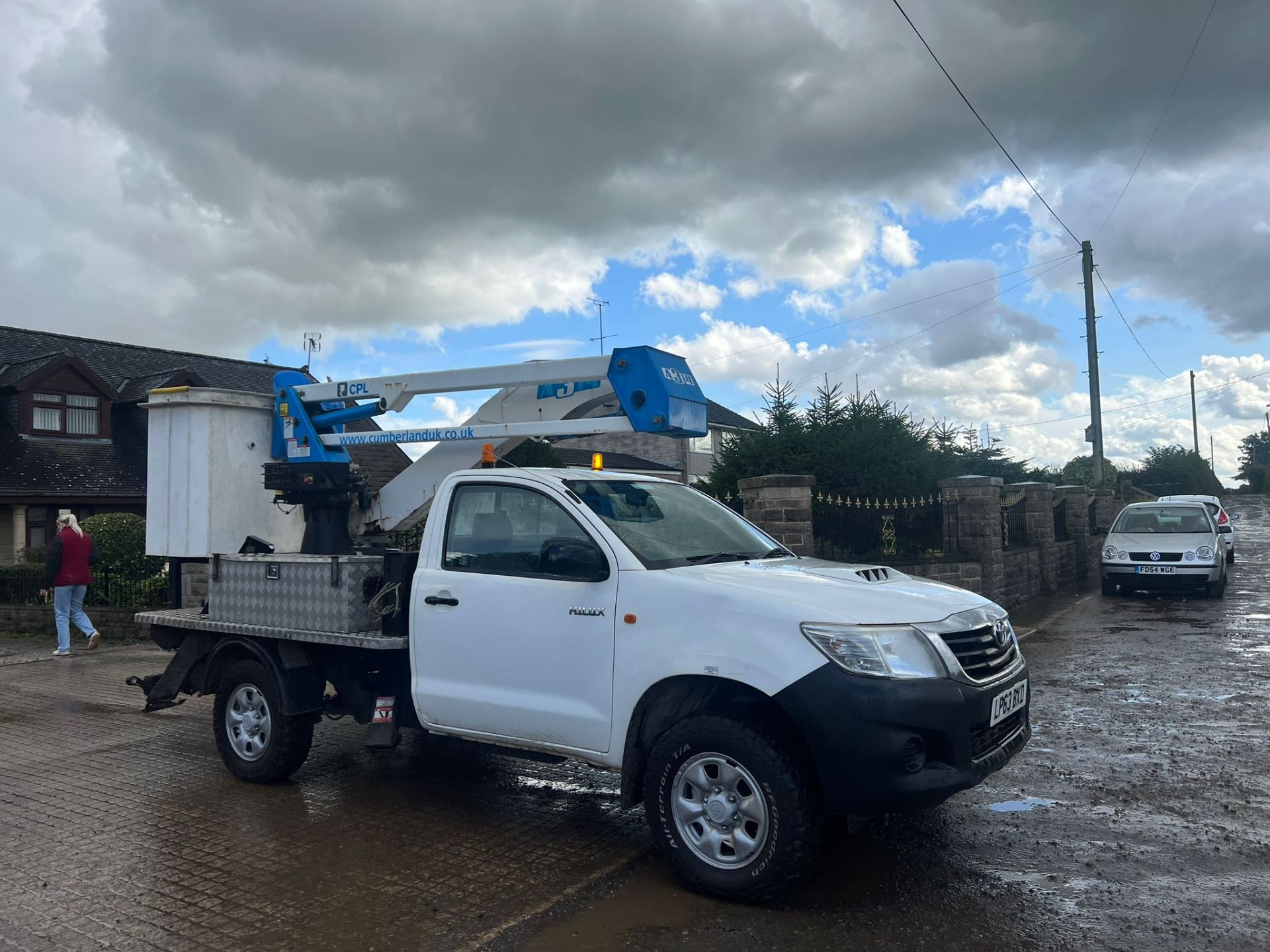 2014 TOYOTA HILUX HL2 D-4D 4X4 S/C WHITE PICK-UP WITH SCISSOR LIFT *PLUS VAT*