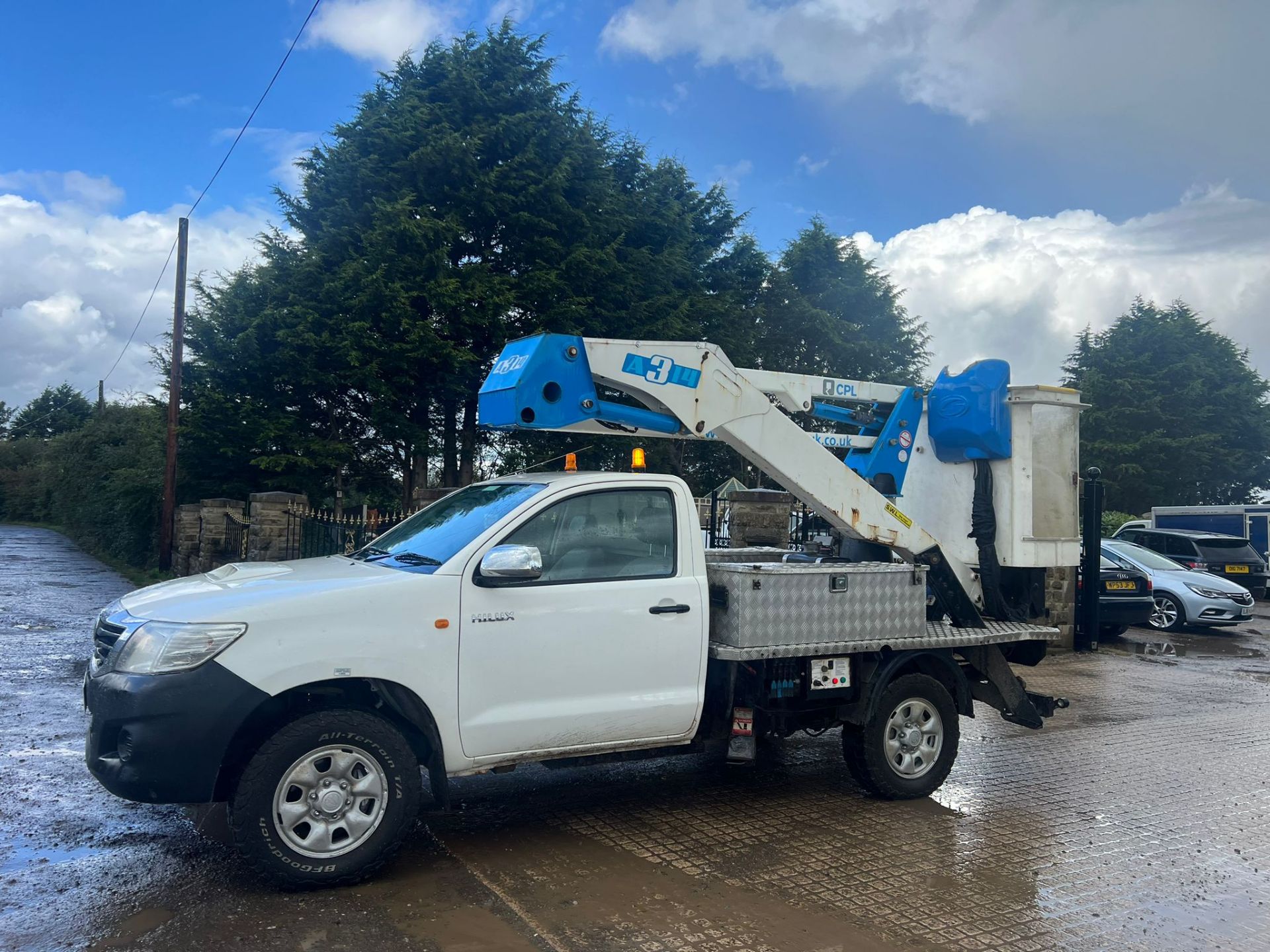 2014 TOYOTA HILUX HL2 D-4D 4X4 S/C WHITE PICK-UP WITH SCISSOR LIFT *PLUS VAT* - Image 4 of 11