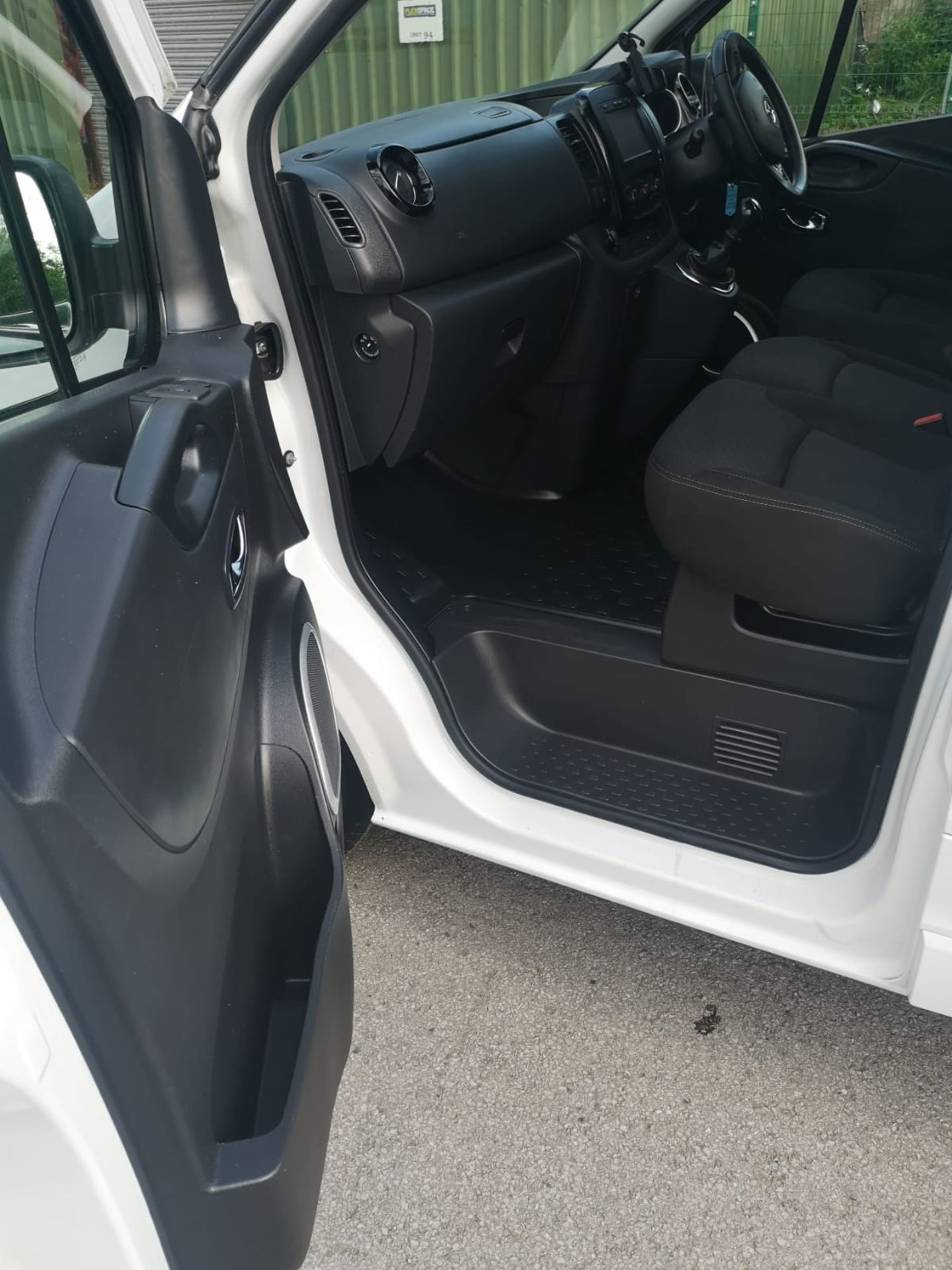 2018/68 REG VAUXHALL VIVARO 2700 LE NAV CDTI BT S/S 1.6 DIESEL PANEL VAN, SHOWING 1 FORMER KEEPER - Image 16 of 17