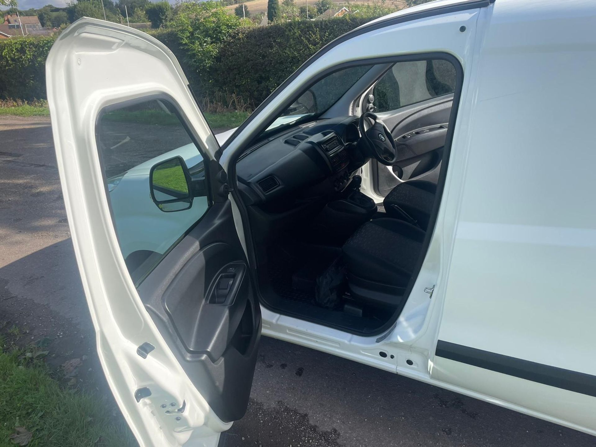 2018/18 REG VAUXHALL COMBO 2000 CDTI 1.6 DIESEL WHITE PANEL VAN, SHOWING 0 FORMER KEEPERS *NO VAT* - Image 8 of 17