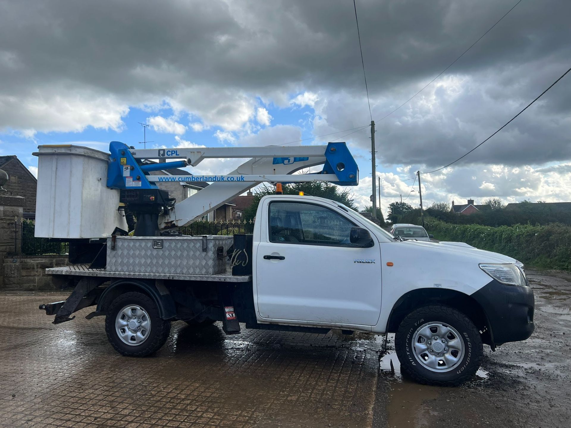 2014 TOYOTA HILUX HL2 D-4D 4X4 S/C WHITE PICK-UP WITH SCISSOR LIFT *PLUS VAT* - Image 10 of 11