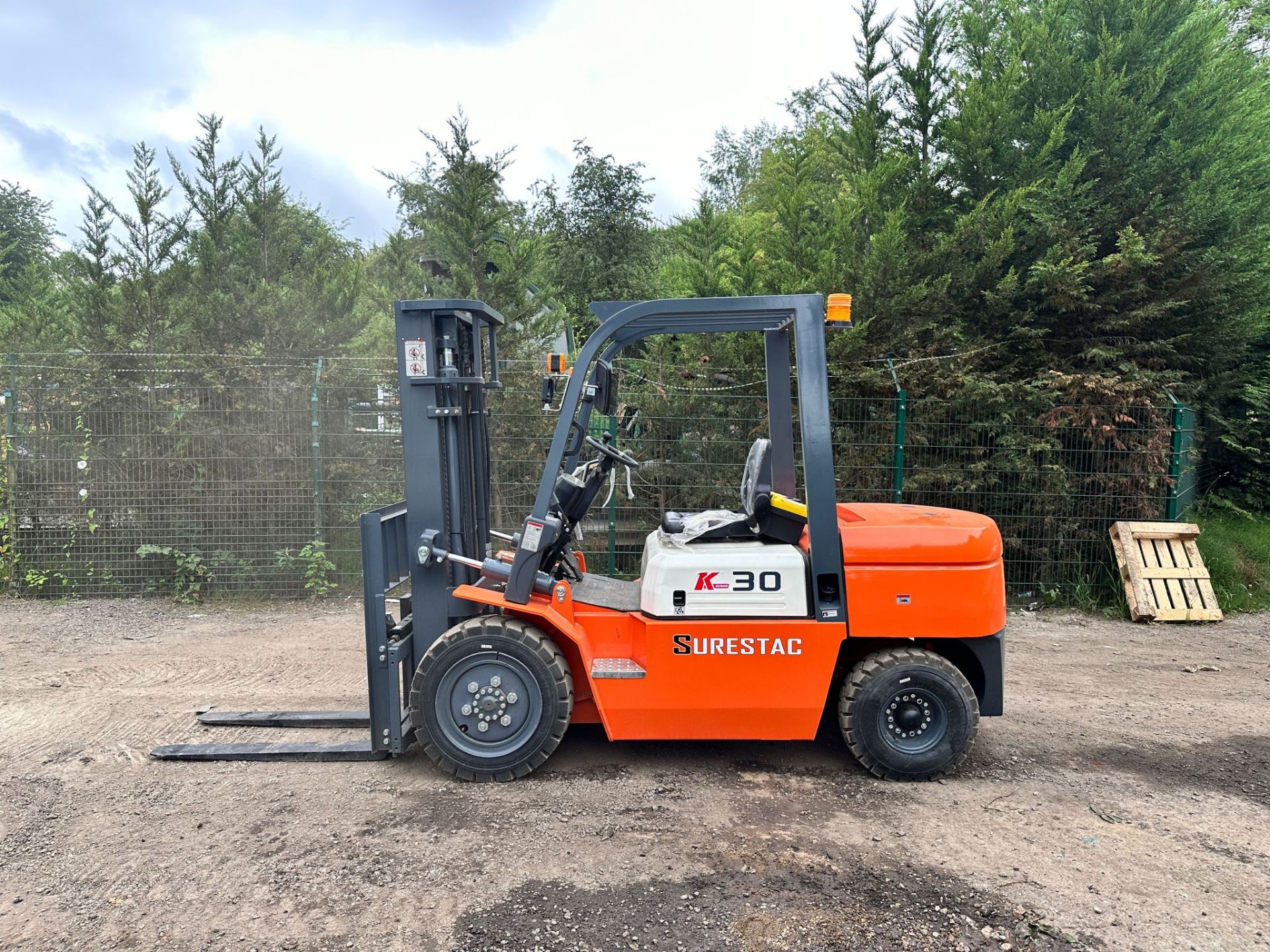 NEW/UNUSED 2023 SURESTAC K30 3 TON DIESEL FORKLIFT *PLUS VAT* - Image 3 of 18