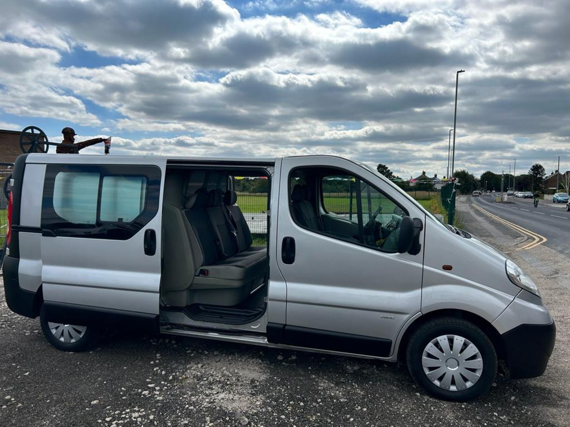 2013 VAUXHALL VIVARO 2900 COMBI CDTI LWB SILVER VAN DERIVED CAR *NO VAT* - Image 2 of 11