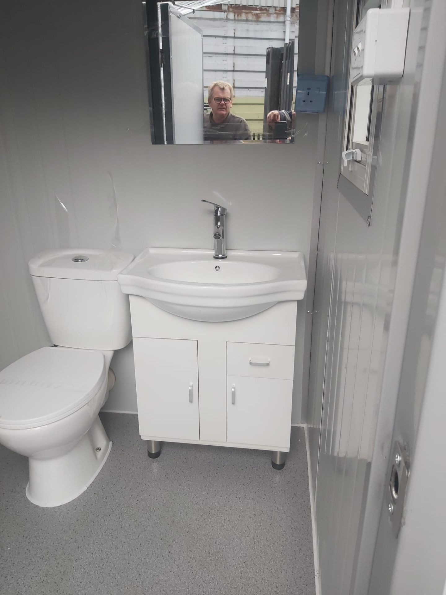 Brand new Shower/Toilet/Basin unit 7ftx5ft - Bild 7 aus 12