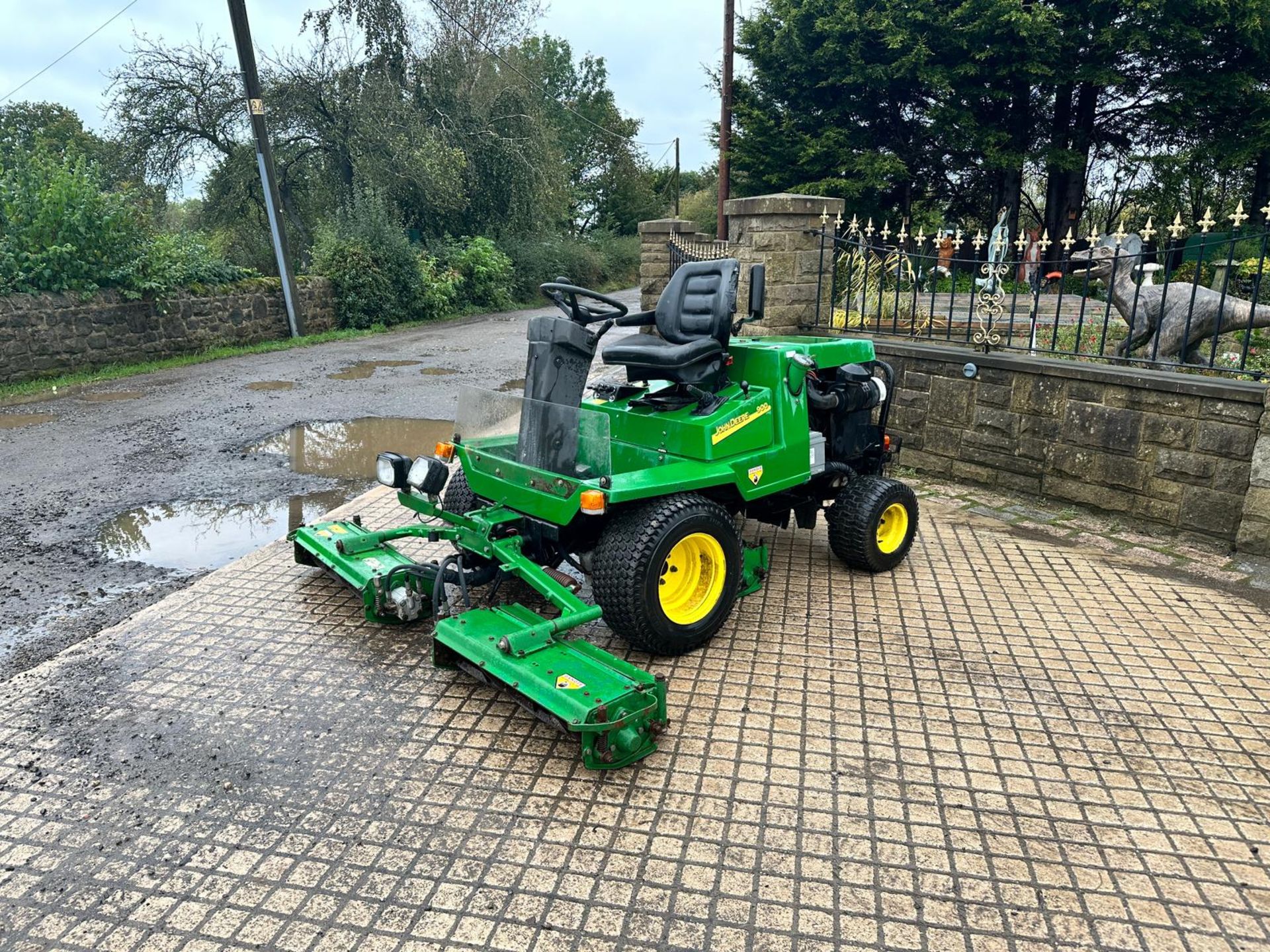 JOHN DEERE 900 4WD 3 GANG CYLINDER MOWER *PLUS VAT*