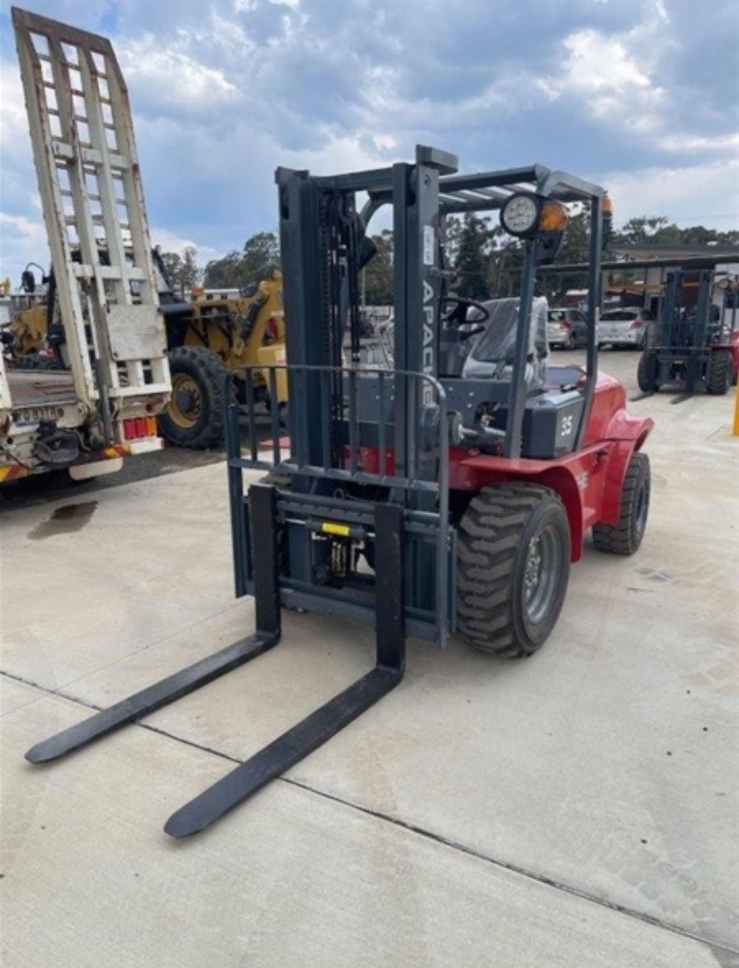 NEW/UNUSED 2023 APACHE CPC35 3.5 TON DIESEL ROUGH TERRAIN FORKLIFT *PLUS VAT* - Image 5 of 10